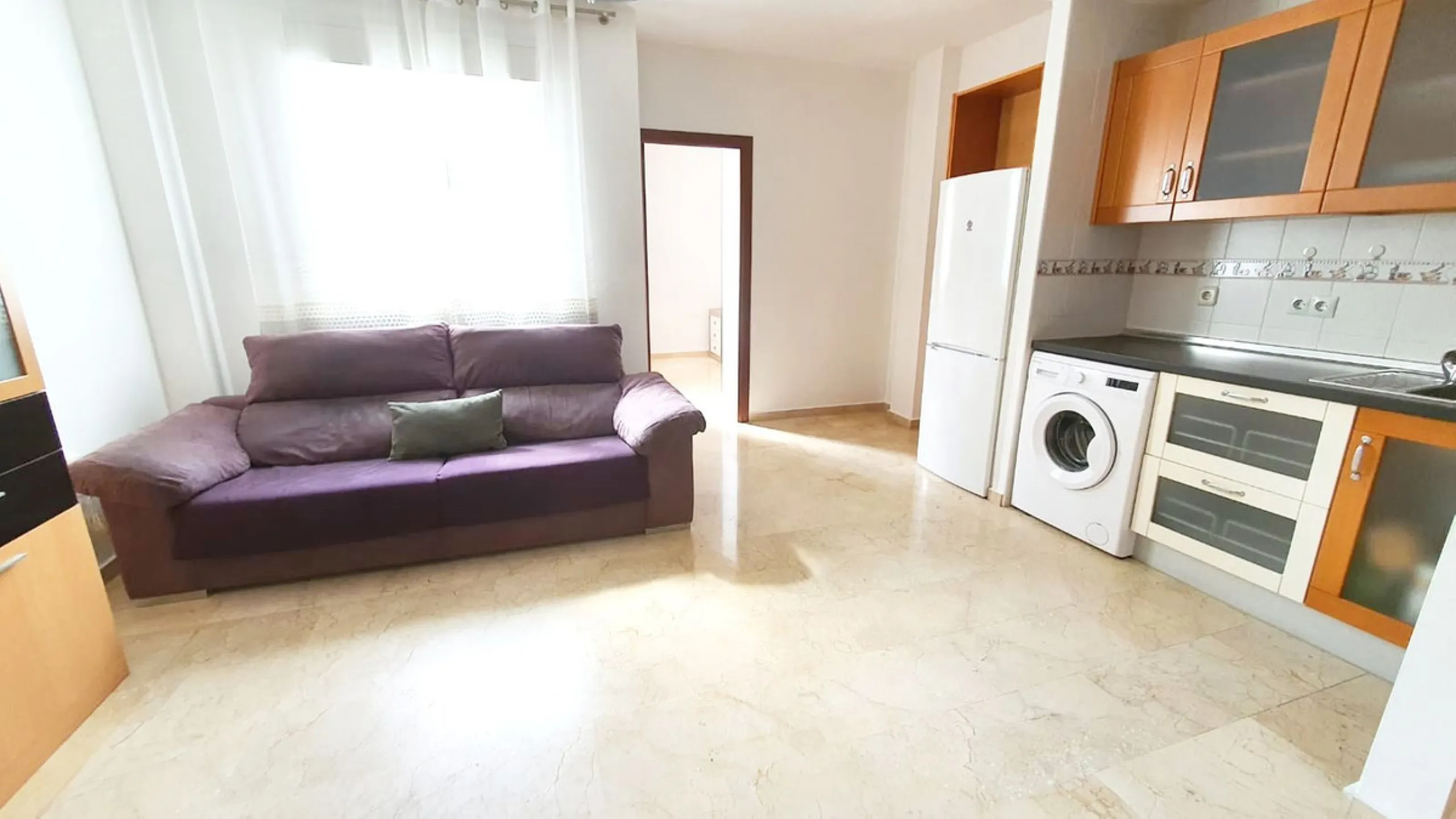 Third line beach cozy apartment in a quite and private street in the centre of Fuengirola. It is a very tranquil street as only residents can go in as you have to register your plate number in the townhall. The property has a modern open plan layout and o