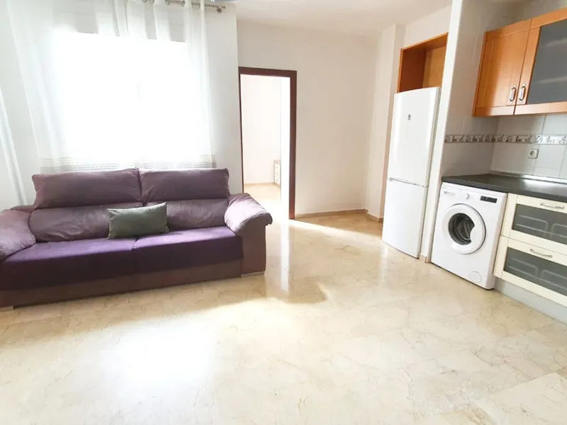 Third line beach cozy apartment in a quite and private street in the centre of Fuengirola. It is a very tranquil street as only residents can go in as you have to register your plate number in the townhall. The property has a modern open plan layout and o