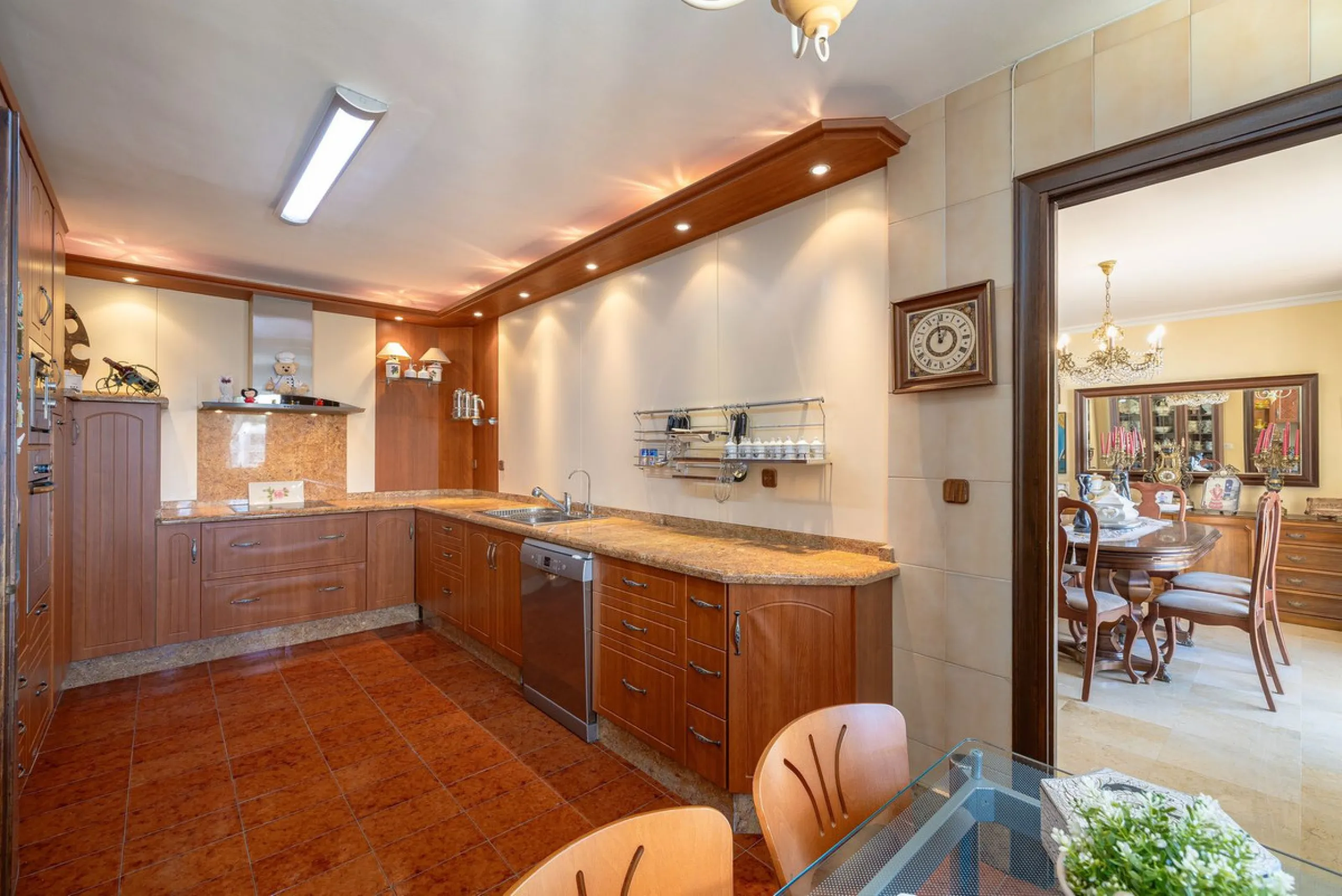 Discover your new home just a few steps from the sea! This spectacular flat for sale, with a surface area of 207 m², offers everything you need to enjoy a comfortable and relaxing life. Located in a privileged area, close to all services, this property ha