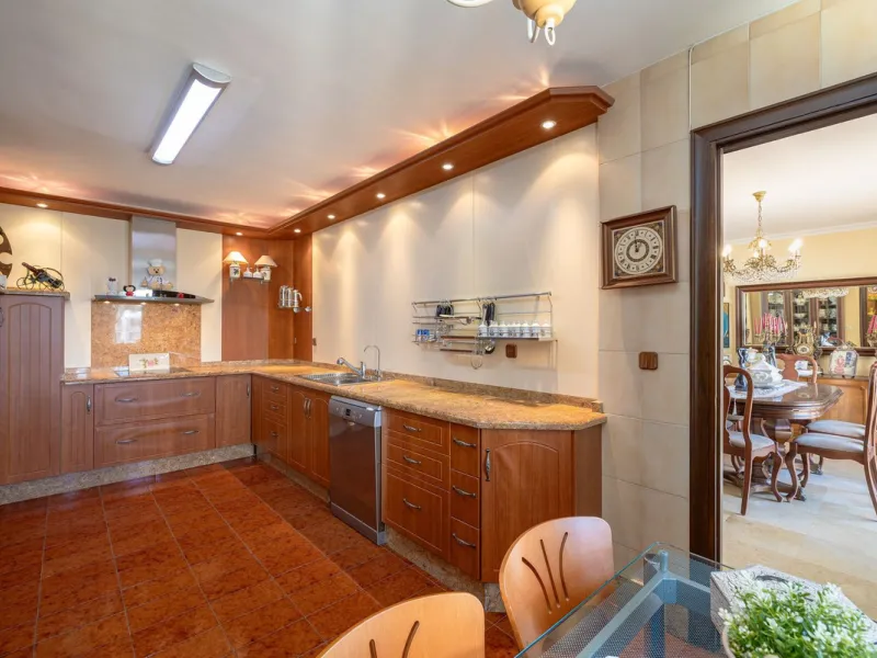 Discover your new home just a few steps from the sea! This spectacular flat for sale, with a surface area of 207 m², offers everything you need to enjoy a comfortable and relaxing life. Located in a privileged area, close to all services, this property ha