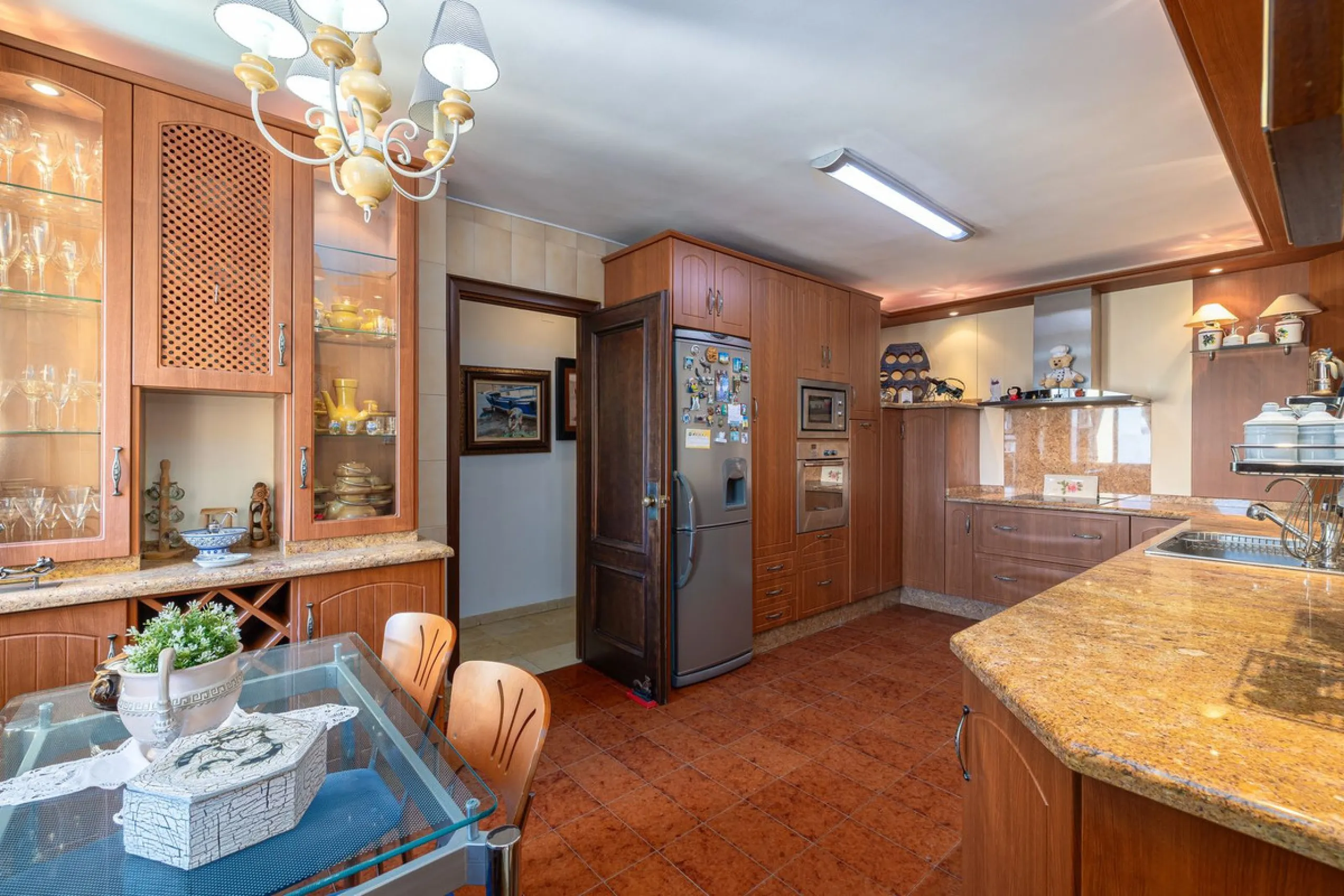 Discover your new home just a few steps from the sea! This spectacular flat for sale, with a surface area of 207 m², offers everything you need to enjoy a comfortable and relaxing life. Located in a privileged area, close to all services, this property ha