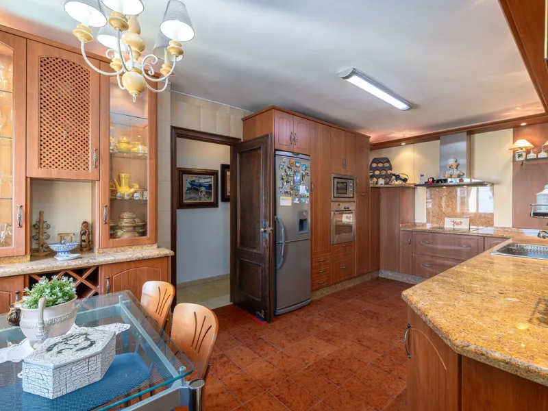 Discover your new home just a few steps from the sea! This spectacular flat for sale, with a surface area of 207 m², offers everything you need to enjoy a comfortable and relaxing life. Located in a privileged area, close to all services, this property ha