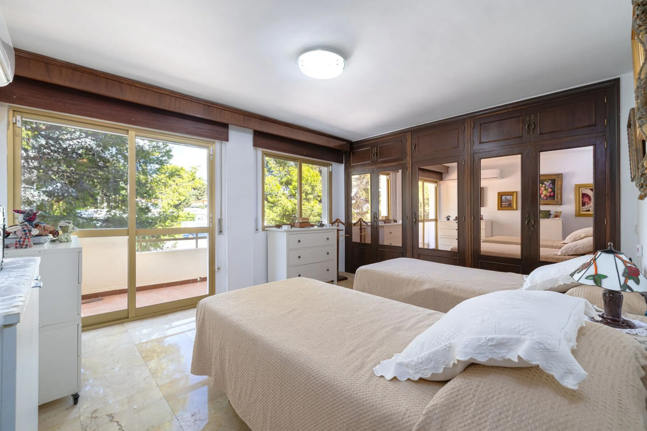 Discover your new home just a few steps from the sea! This spectacular flat for sale, with a surface area of 207 m², offers everything you need to enjoy a comfortable and relaxing life. Located in a privileged area, close to all services, this property ha