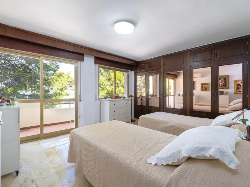Discover your new home just a few steps from the sea! This spectacular flat for sale, with a surface area of 207 m², offers everything you need to enjoy a comfortable and relaxing life. Located in a privileged area, close to all services, this property ha