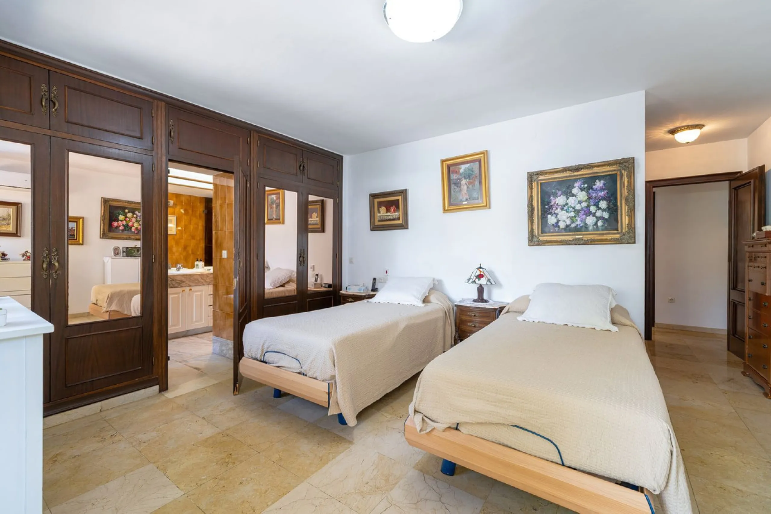 Discover your new home just a few steps from the sea! This spectacular flat for sale, with a surface area of 207 m², offers everything you need to enjoy a comfortable and relaxing life. Located in a privileged area, close to all services, this property ha