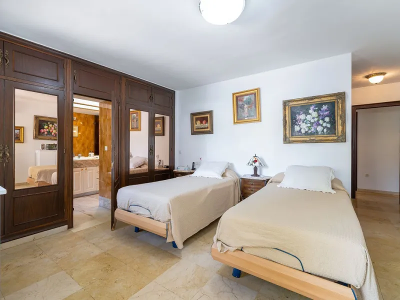 Discover your new home just a few steps from the sea! This spectacular flat for sale, with a surface area of 207 m², offers everything you need to enjoy a comfortable and relaxing life. Located in a privileged area, close to all services, this property ha