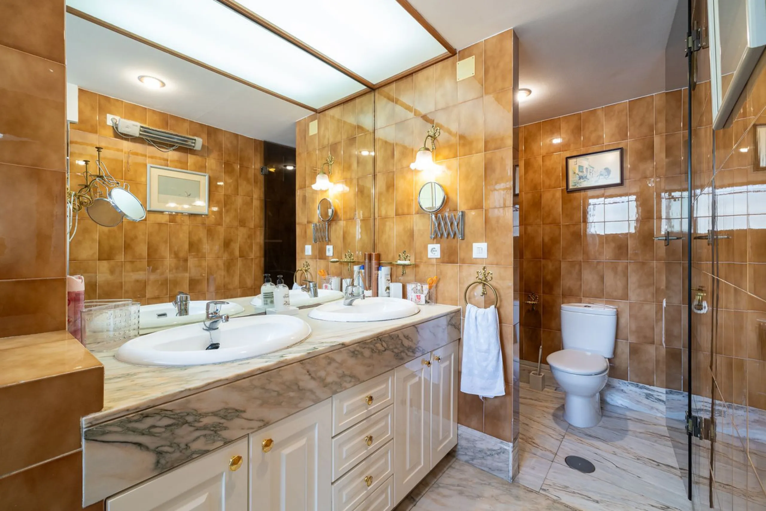 Discover your new home just a few steps from the sea! This spectacular flat for sale, with a surface area of 207 m², offers everything you need to enjoy a comfortable and relaxing life. Located in a privileged area, close to all services, this property ha