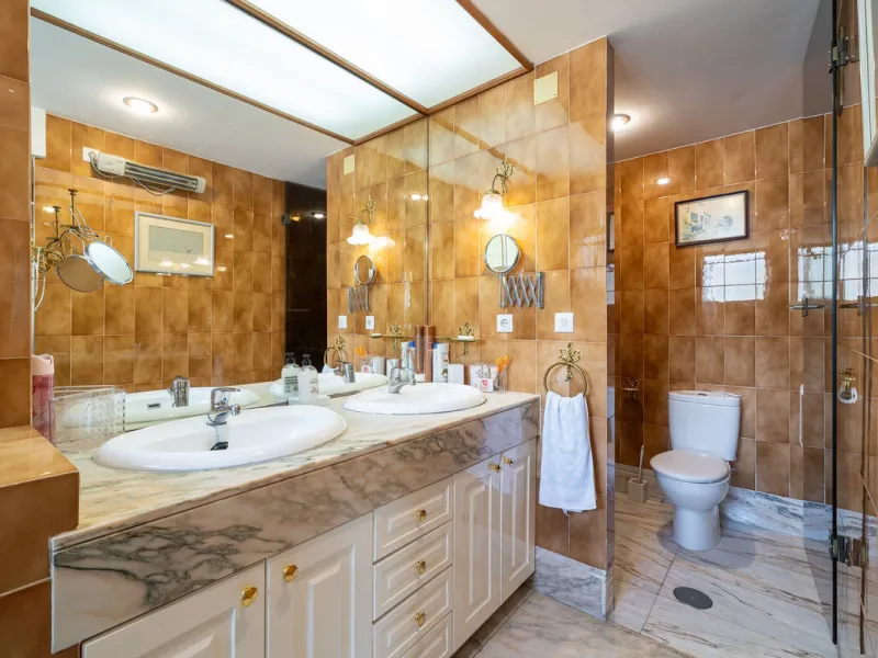 Discover your new home just a few steps from the sea! This spectacular flat for sale, with a surface area of 207 m², offers everything you need to enjoy a comfortable and relaxing life. Located in a privileged area, close to all services, this property ha