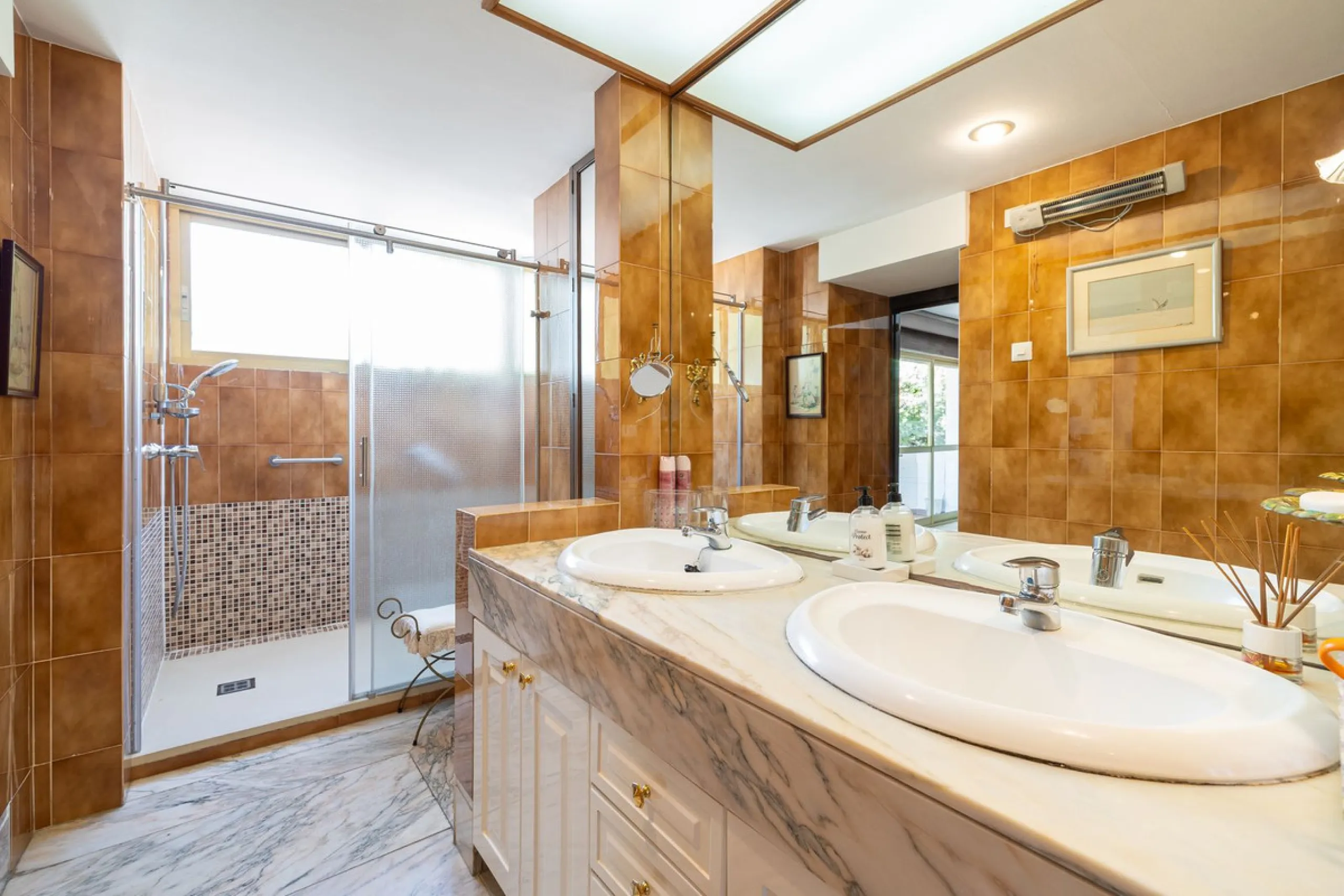 Discover your new home just a few steps from the sea! This spectacular flat for sale, with a surface area of 207 m², offers everything you need to enjoy a comfortable and relaxing life. Located in a privileged area, close to all services, this property ha