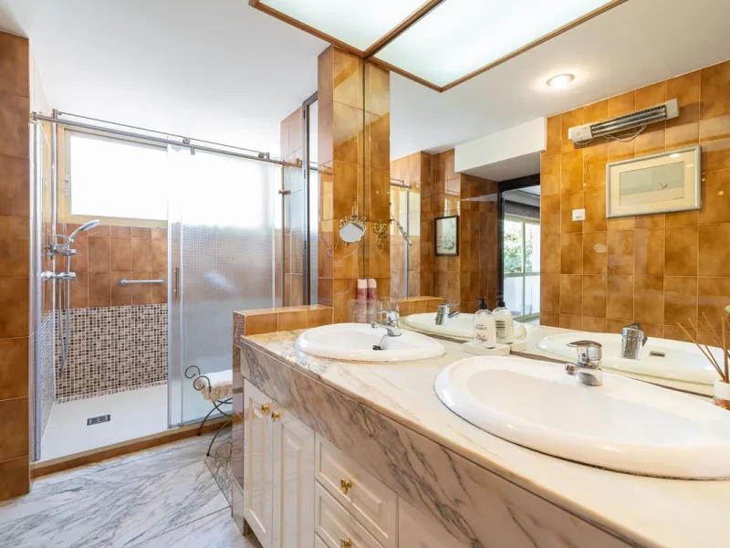 Discover your new home just a few steps from the sea! This spectacular flat for sale, with a surface area of 207 m², offers everything you need to enjoy a comfortable and relaxing life. Located in a privileged area, close to all services, this property ha