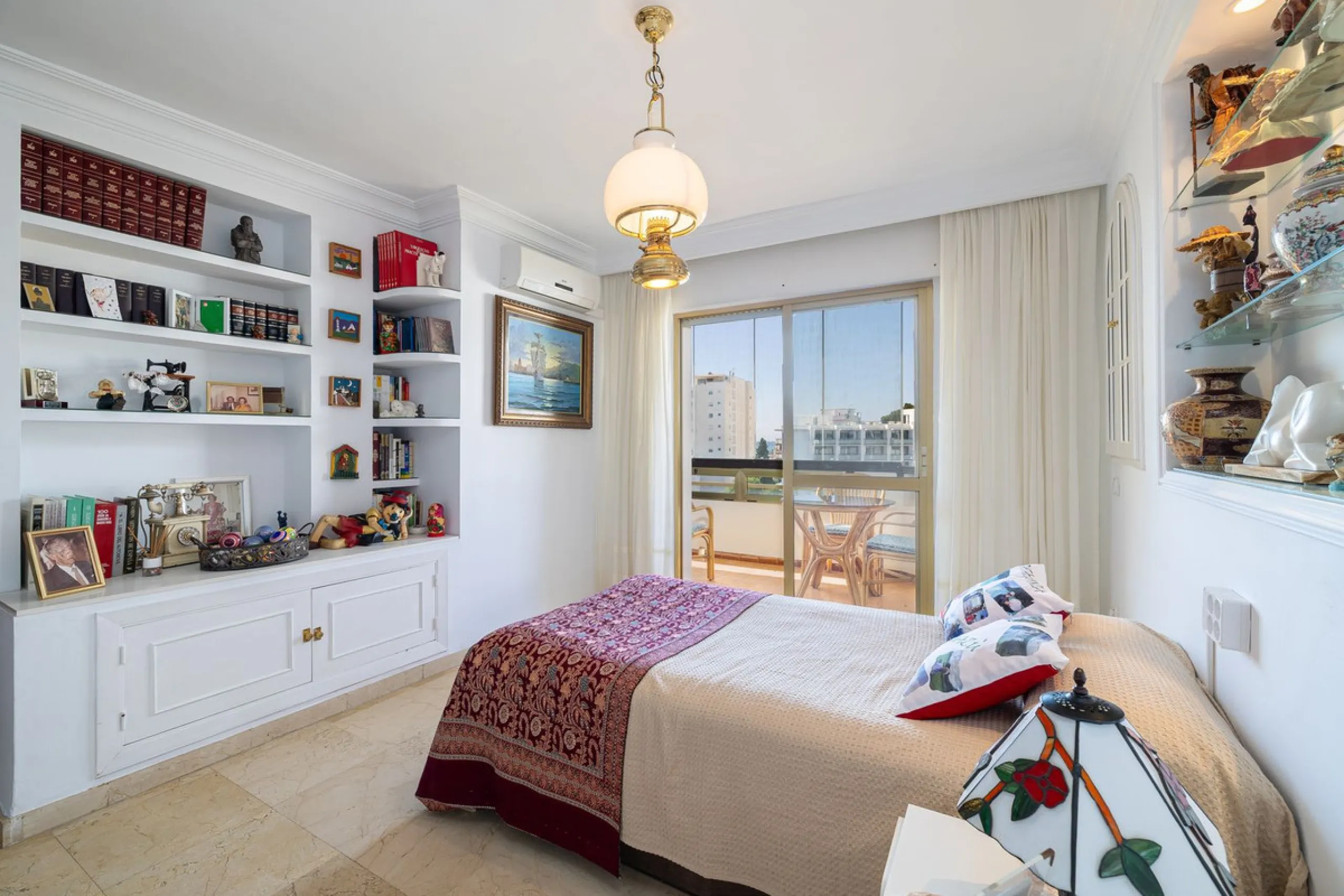 Discover your new home just a few steps from the sea! This spectacular flat for sale, with a surface area of 207 m², offers everything you need to enjoy a comfortable and relaxing life. Located in a privileged area, close to all services, this property ha