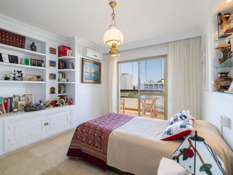 Discover your new home just a few steps from the sea! This spectacular flat for sale, with a surface area of 207 m², offers everything you need to enjoy a comfortable and relaxing life. Located in a privileged area, close to all services, this property ha