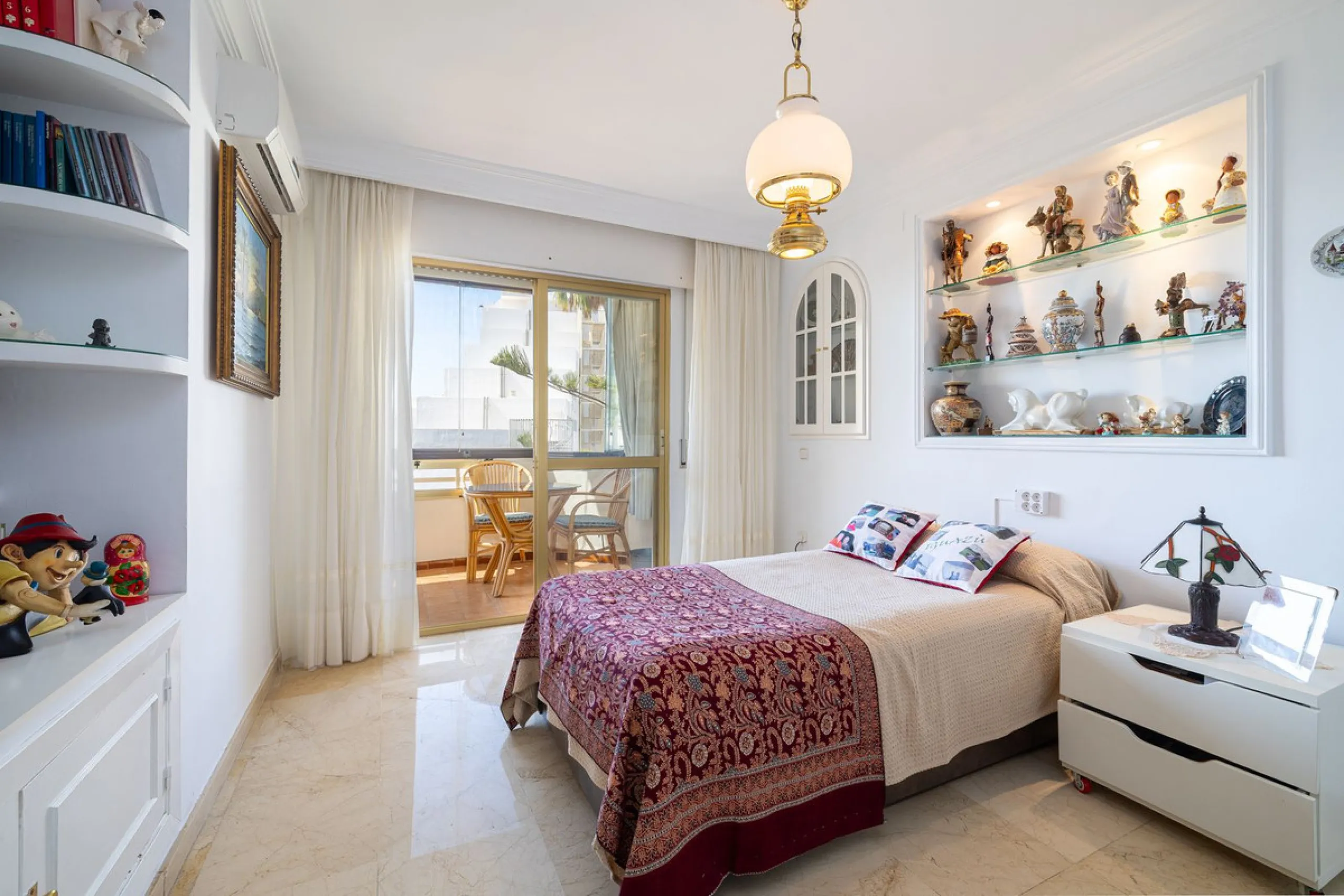 Discover your new home just a few steps from the sea! This spectacular flat for sale, with a surface area of 207 m², offers everything you need to enjoy a comfortable and relaxing life. Located in a privileged area, close to all services, this property ha