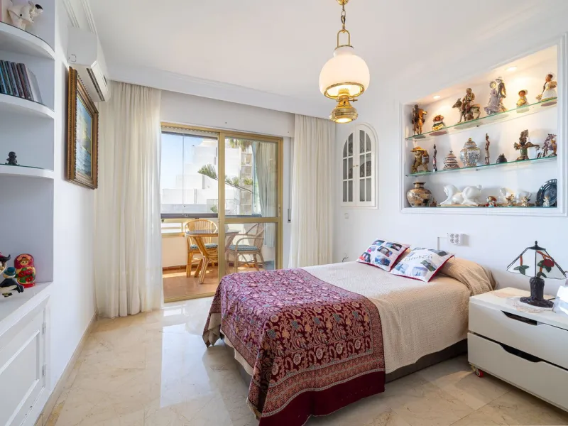 Discover your new home just a few steps from the sea! This spectacular flat for sale, with a surface area of 207 m², offers everything you need to enjoy a comfortable and relaxing life. Located in a privileged area, close to all services, this property ha