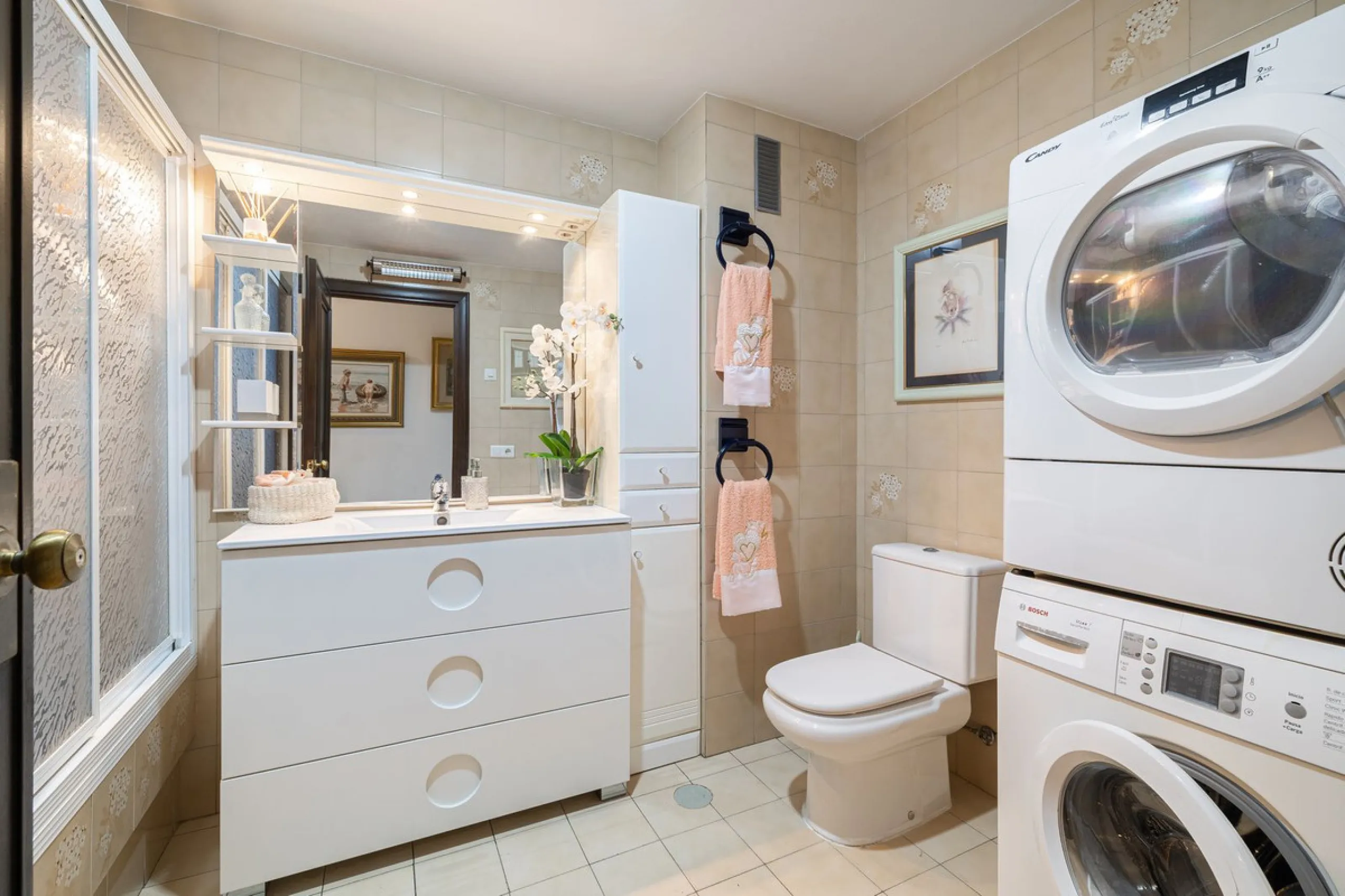 Discover your new home just a few steps from the sea! This spectacular flat for sale, with a surface area of 207 m², offers everything you need to enjoy a comfortable and relaxing life. Located in a privileged area, close to all services, this property ha