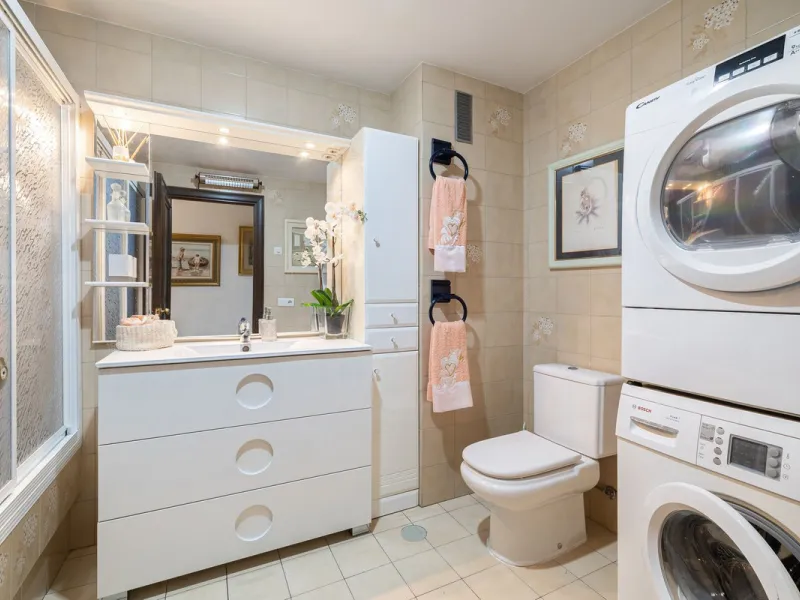 Discover your new home just a few steps from the sea! This spectacular flat for sale, with a surface area of 207 m², offers everything you need to enjoy a comfortable and relaxing life. Located in a privileged area, close to all services, this property ha