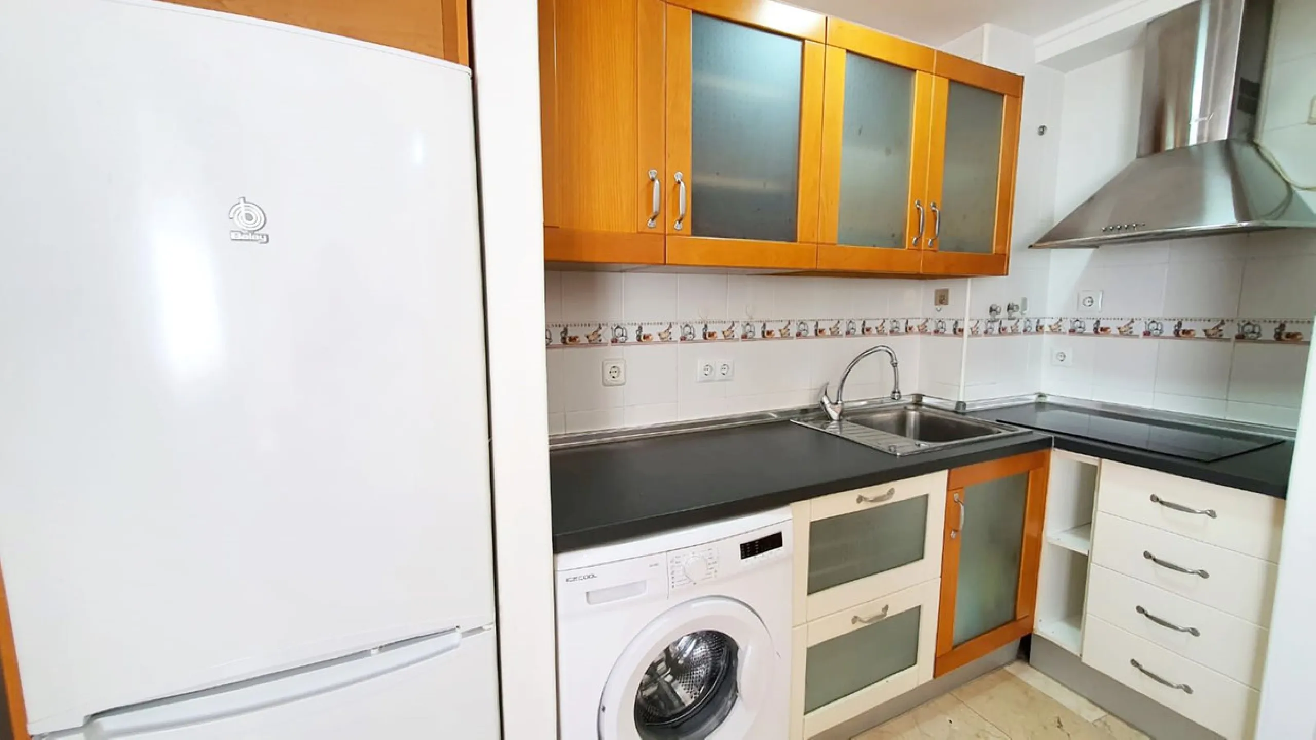 Third line beach cozy apartment in a quite and private street in the centre of Fuengirola. It is a very tranquil street as only residents can go in as you have to register your plate number in the townhall. The property has a modern open plan layout and o
