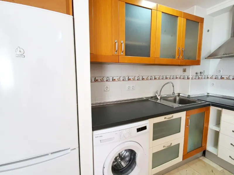 Third line beach cozy apartment in a quite and private street in the centre of Fuengirola. It is a very tranquil street as only residents can go in as you have to register your plate number in the townhall. The property has a modern open plan layout and o