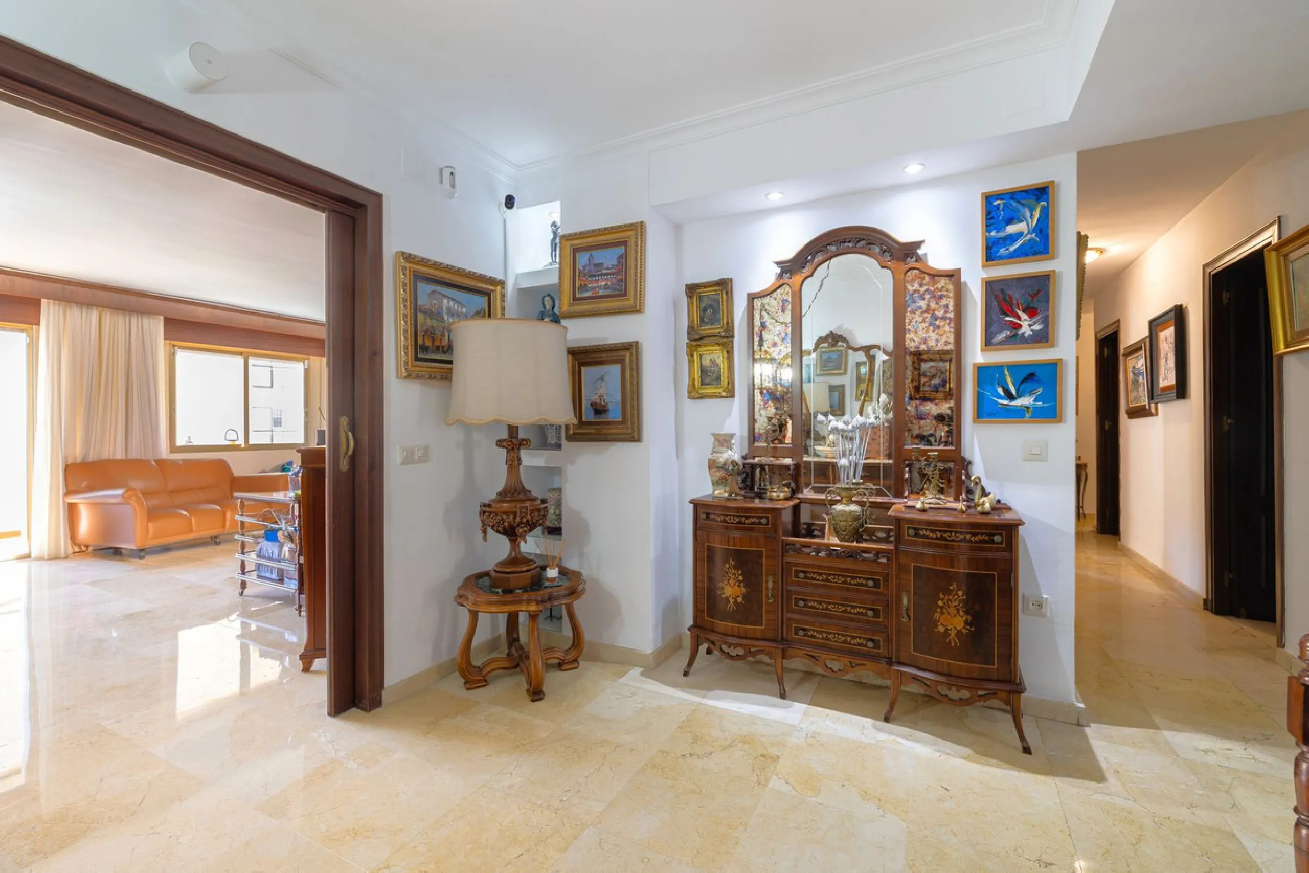 Discover your new home just a few steps from the sea! This spectacular flat for sale, with a surface area of 207 m², offers everything you need to enjoy a comfortable and relaxing life. Located in a privileged area, close to all services, this property ha