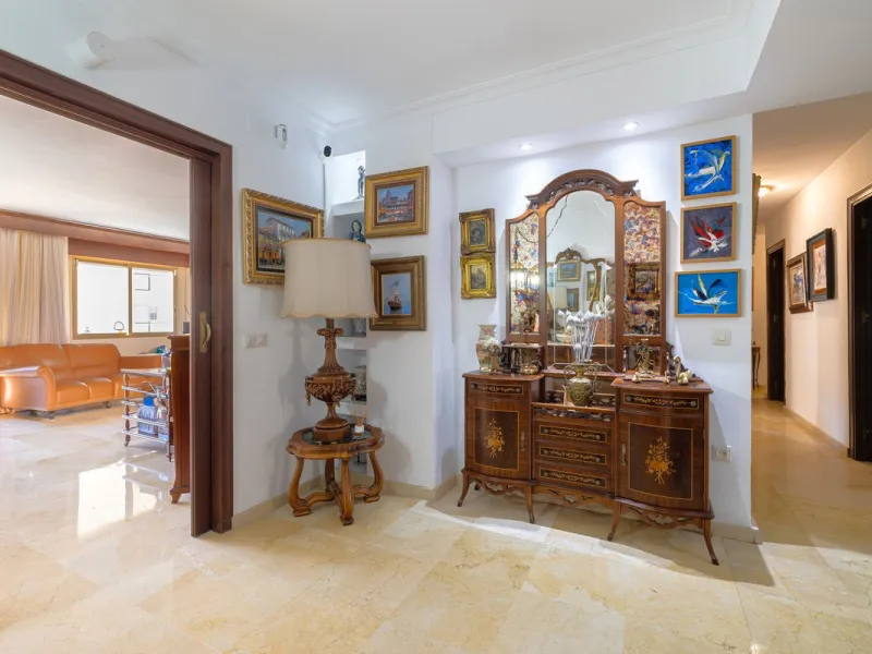 Discover your new home just a few steps from the sea! This spectacular flat for sale, with a surface area of 207 m², offers everything you need to enjoy a comfortable and relaxing life. Located in a privileged area, close to all services, this property ha