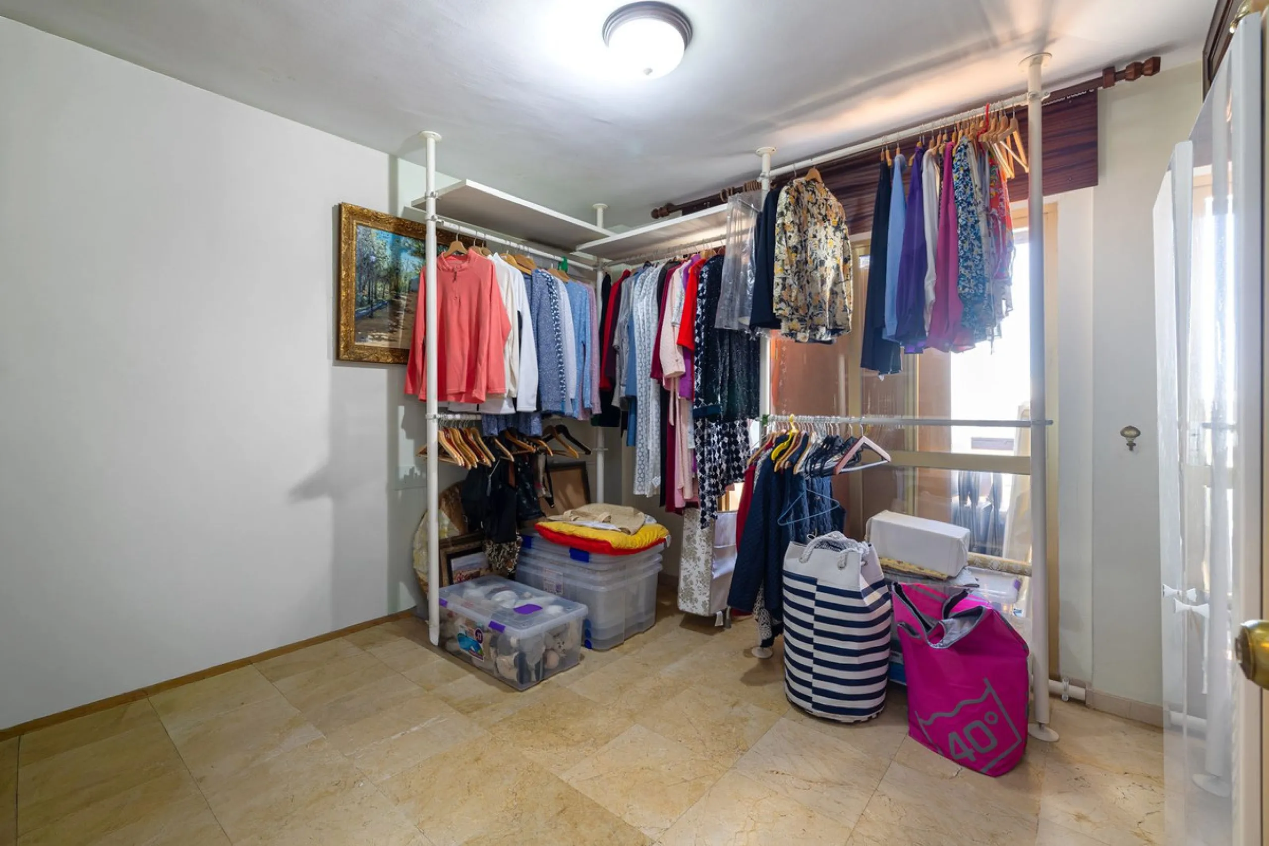 Discover your new home just a few steps from the sea! This spectacular flat for sale, with a surface area of 207 m², offers everything you need to enjoy a comfortable and relaxing life. Located in a privileged area, close to all services, this property ha