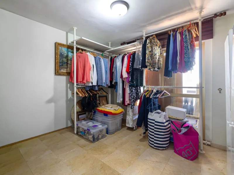 Discover your new home just a few steps from the sea! This spectacular flat for sale, with a surface area of 207 m², offers everything you need to enjoy a comfortable and relaxing life. Located in a privileged area, close to all services, this property ha