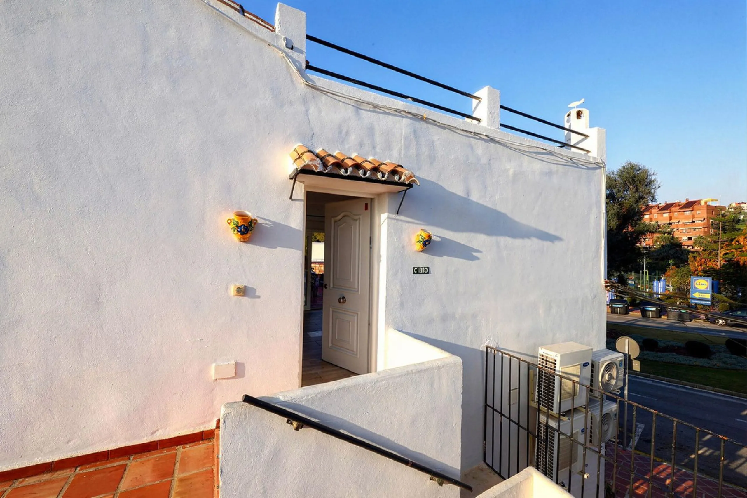 Pueblo Evita is an Andalusian-style complex situated a 5-minute walk from Benalmádena beach. It features beautiful swimming pools, its own restaurants and excellent transport links. Pueblo Evita is adjacent to a tennis and padel club. It is 2 km from the 