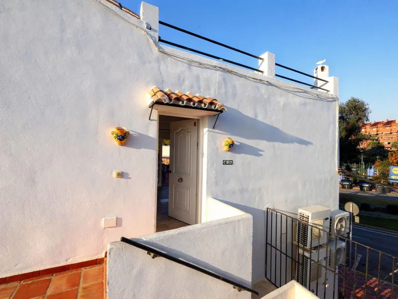 Pueblo Evita is an Andalusian-style complex situated a 5-minute walk from Benalmádena beach. It features beautiful swimming pools, its own restaurants and excellent transport links. Pueblo Evita is adjacent to a tennis and padel club. It is 2 km from the 