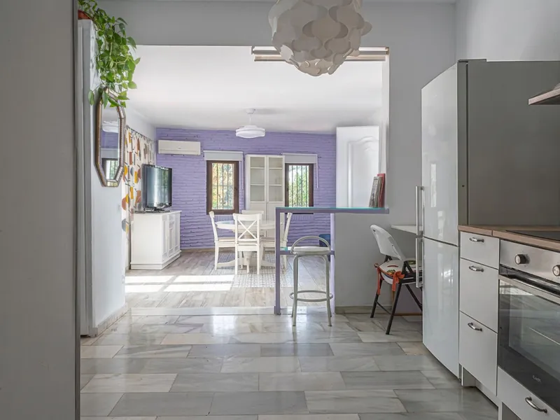 Pueblo Evita is an Andalusian-style complex situated a 5-minute walk from Benalmádena beach. It features beautiful swimming pools, its own restaurants and excellent transport links. Pueblo Evita is adjacent to a tennis and padel club. It is 2 km from the 