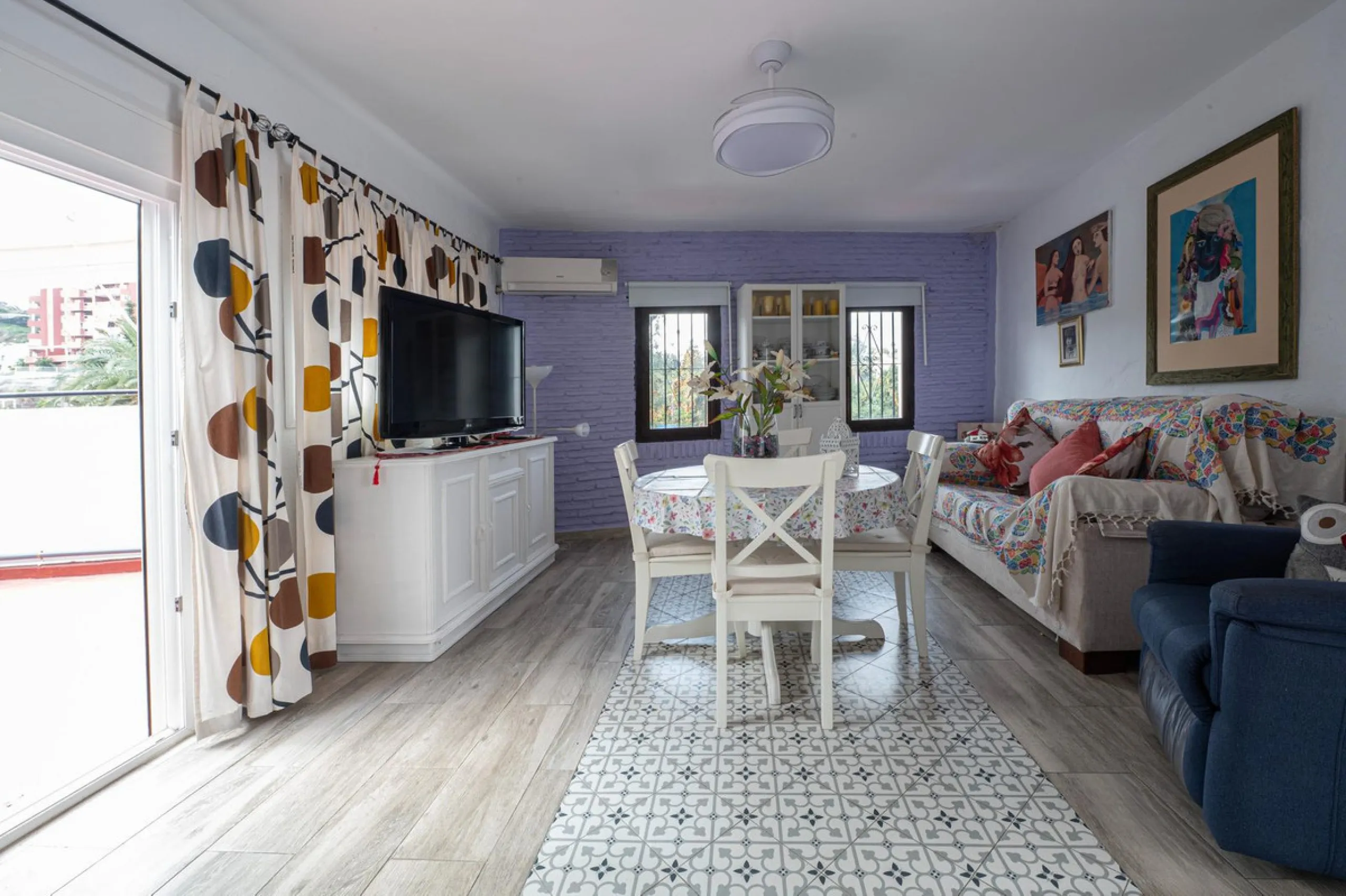 Pueblo Evita is an Andalusian-style complex situated a 5-minute walk from Benalmádena beach. It features beautiful swimming pools, its own restaurants and excellent transport links. Pueblo Evita is adjacent to a tennis and padel club. It is 2 km from the 