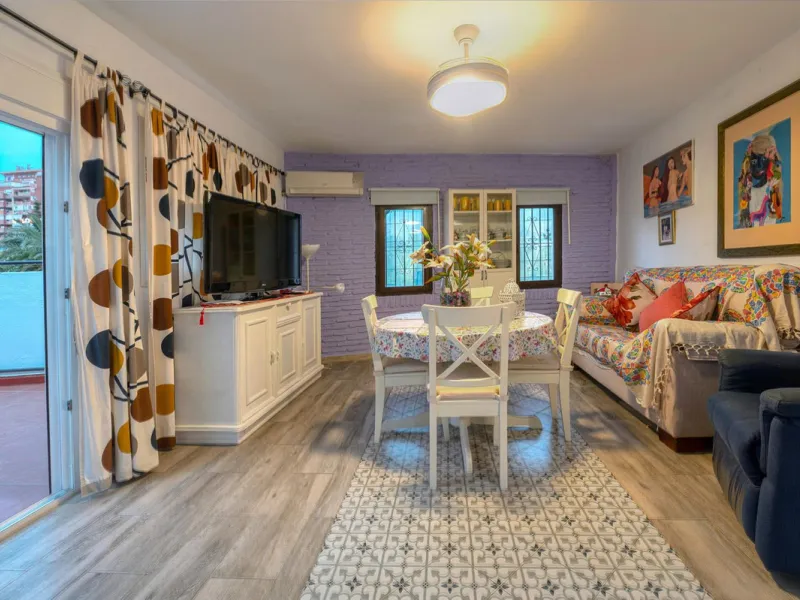 Pueblo Evita is an Andalusian-style complex situated a 5-minute walk from Benalmádena beach. It features beautiful swimming pools, its own restaurants and excellent transport links. Pueblo Evita is adjacent to a tennis and padel club. It is 2 km from the 