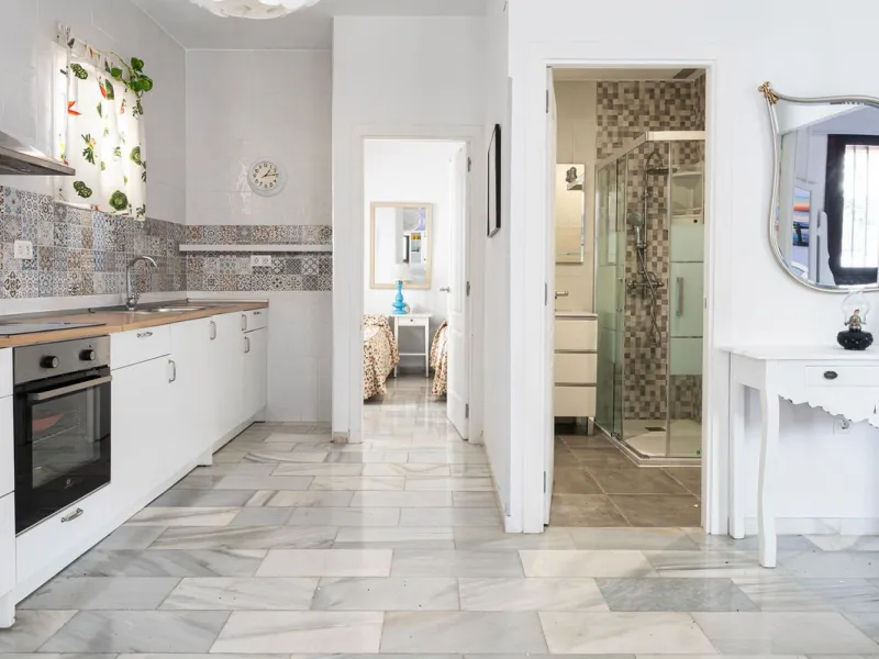 Pueblo Evita is an Andalusian-style complex situated a 5-minute walk from Benalmádena beach. It features beautiful swimming pools, its own restaurants and excellent transport links. Pueblo Evita is adjacent to a tennis and padel club. It is 2 km from the 