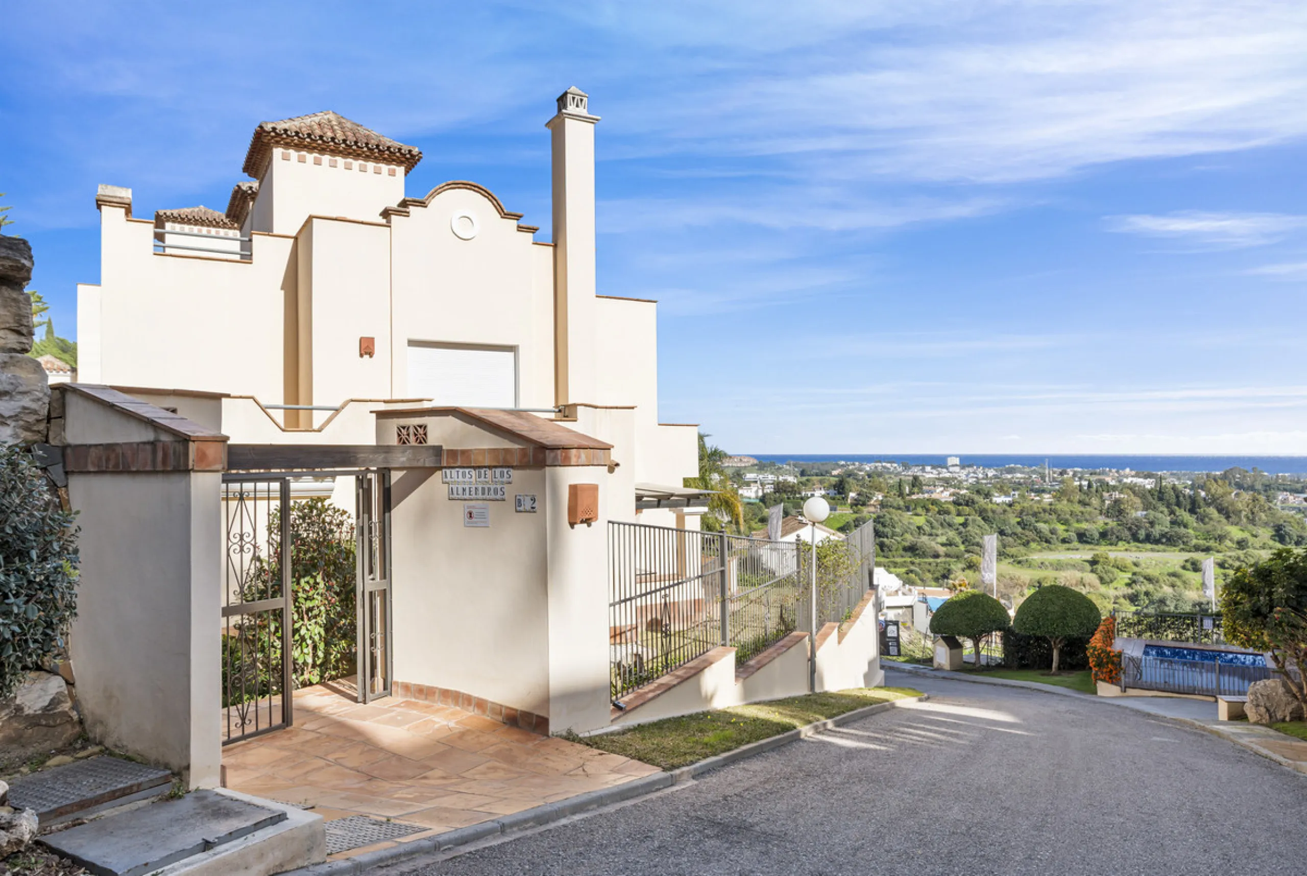 Located in the exclusive and tranquil gated community of Los Almendros, this outstanding south-facing duplex penthouse offers breathtaking panoramic views over the Mediterranean Sea and surrounding mountains. Just a short drive from San Pedro de Alcántara