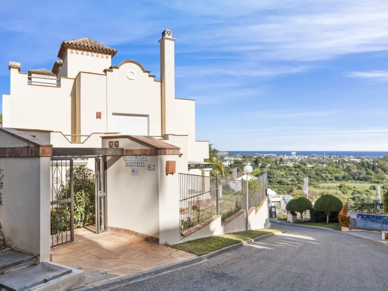 Located in the exclusive and tranquil gated community of Los Almendros, this outstanding south-facing duplex penthouse offers breathtaking panoramic views over the Mediterranean Sea and surrounding mountains. Just a short drive from San Pedro de Alcántara
