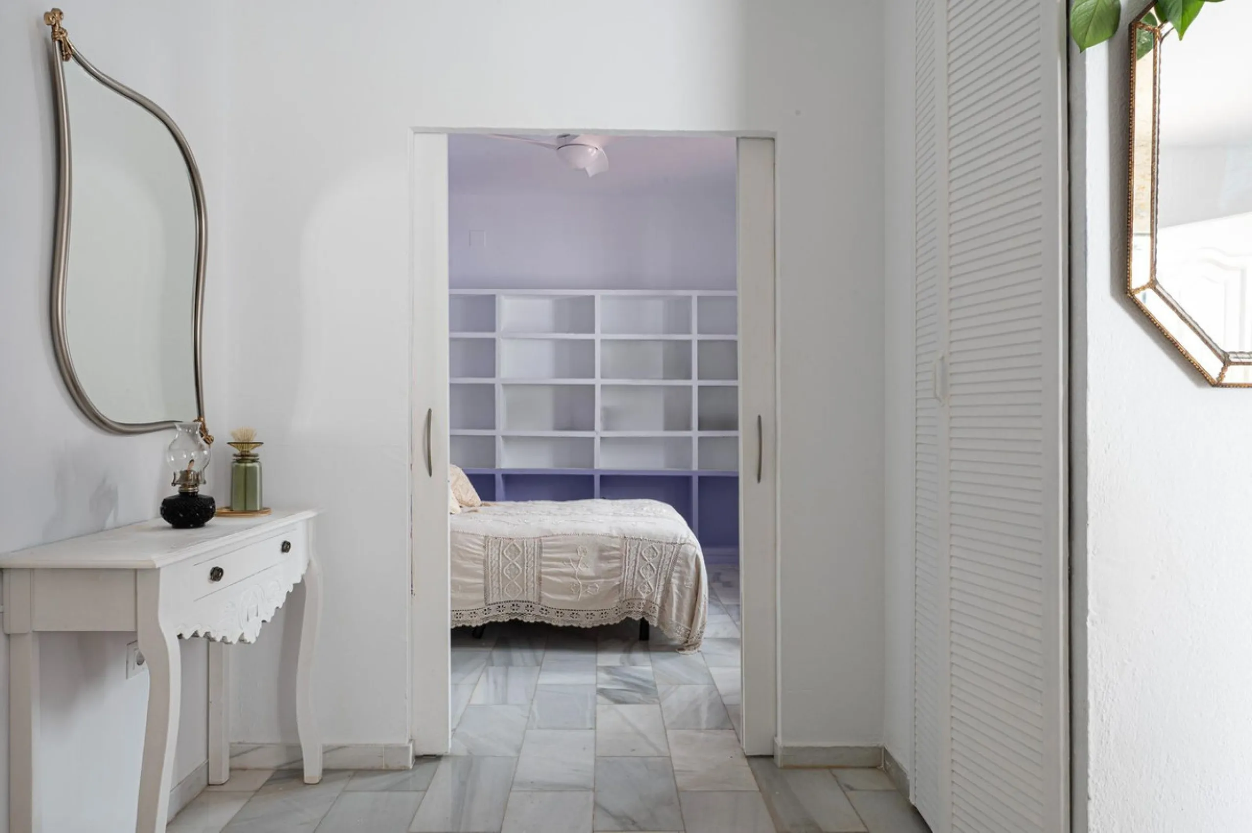 Pueblo Evita is an Andalusian-style complex situated a 5-minute walk from Benalmádena beach. It features beautiful swimming pools, its own restaurants and excellent transport links. Pueblo Evita is adjacent to a tennis and padel club. It is 2 km from the 