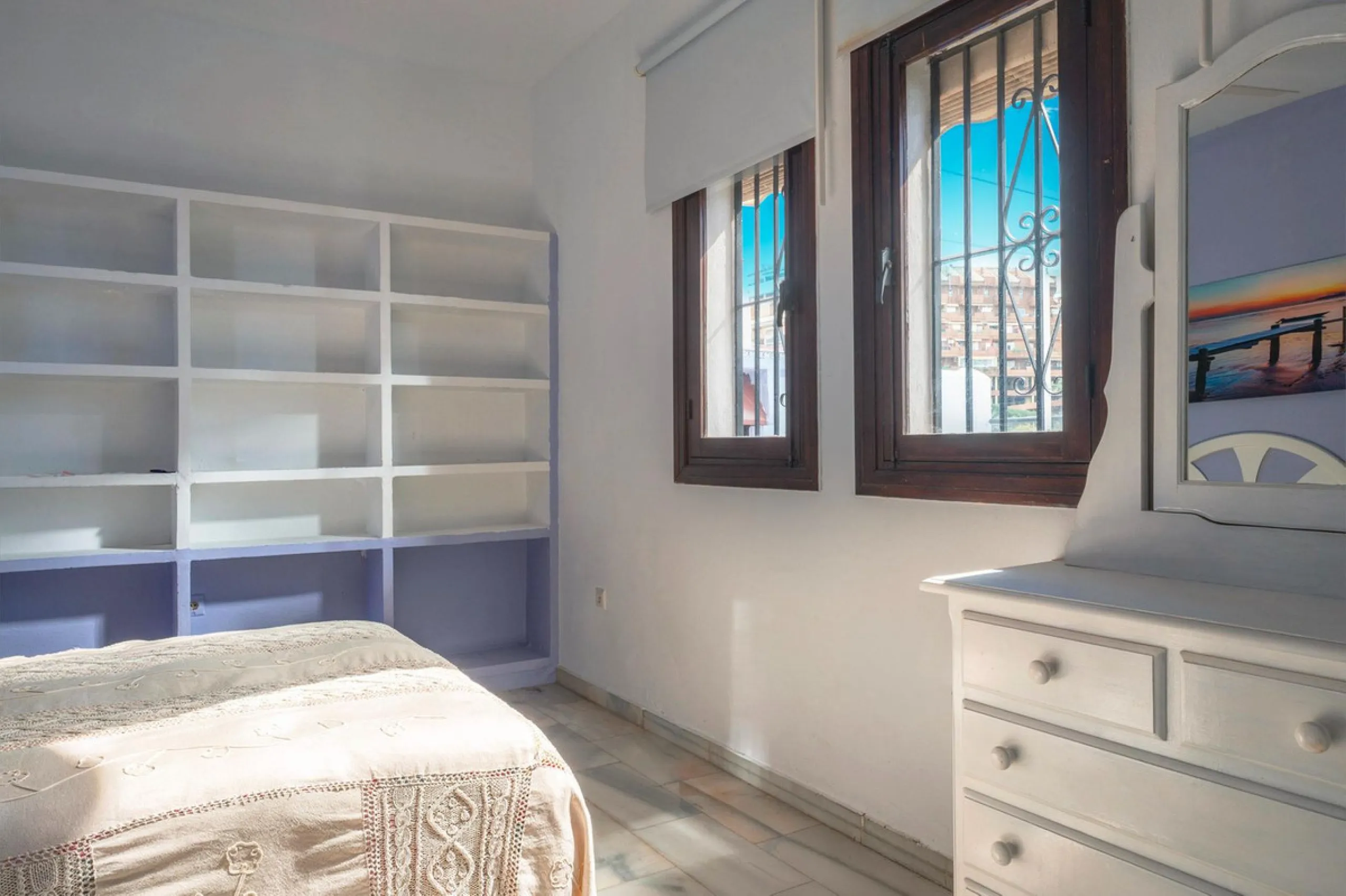 Pueblo Evita is an Andalusian-style complex situated a 5-minute walk from Benalmádena beach. It features beautiful swimming pools, its own restaurants and excellent transport links. Pueblo Evita is adjacent to a tennis and padel club. It is 2 km from the 