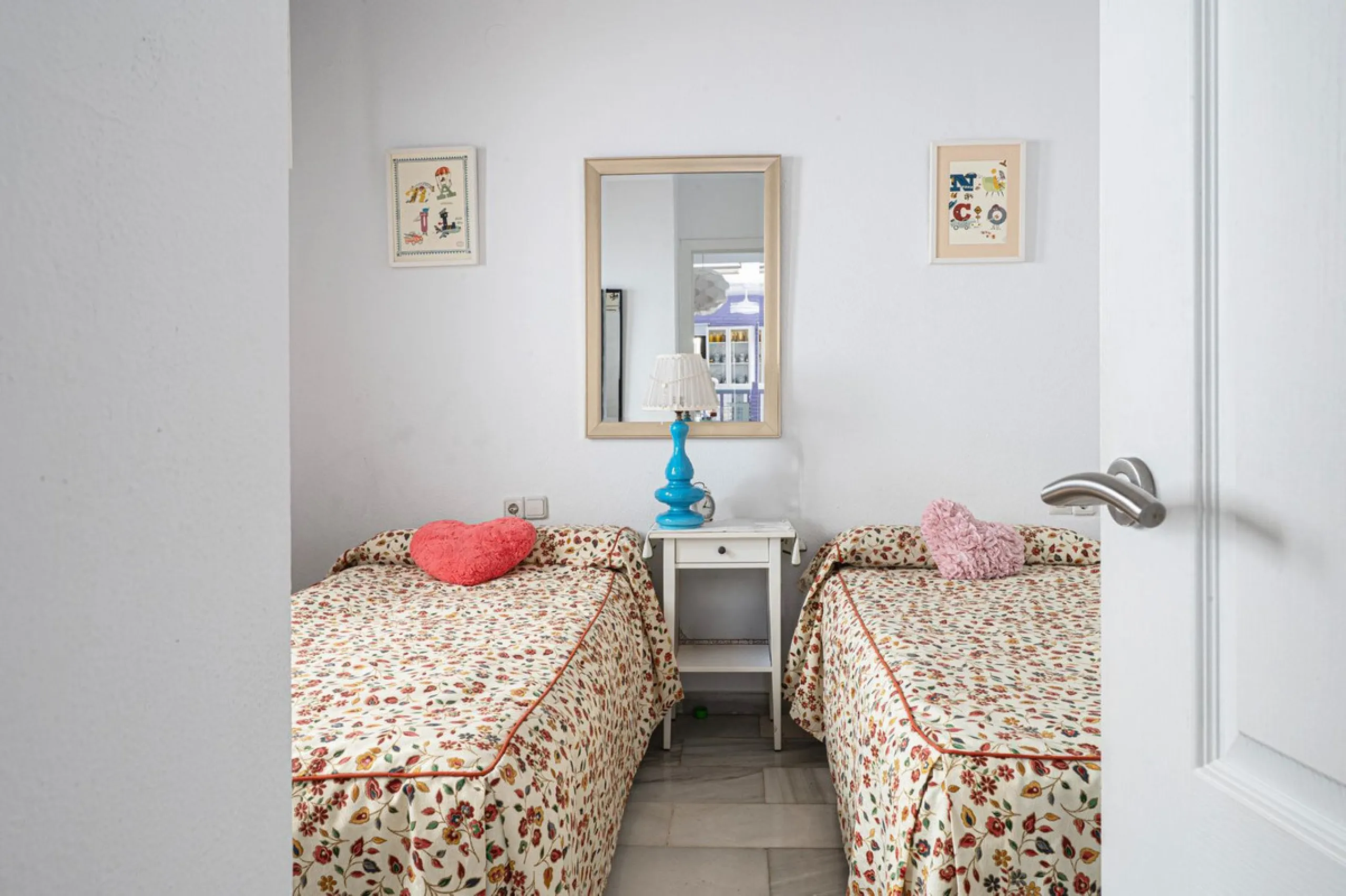 Pueblo Evita is an Andalusian-style complex situated a 5-minute walk from Benalmádena beach. It features beautiful swimming pools, its own restaurants and excellent transport links. Pueblo Evita is adjacent to a tennis and padel club. It is 2 km from the 