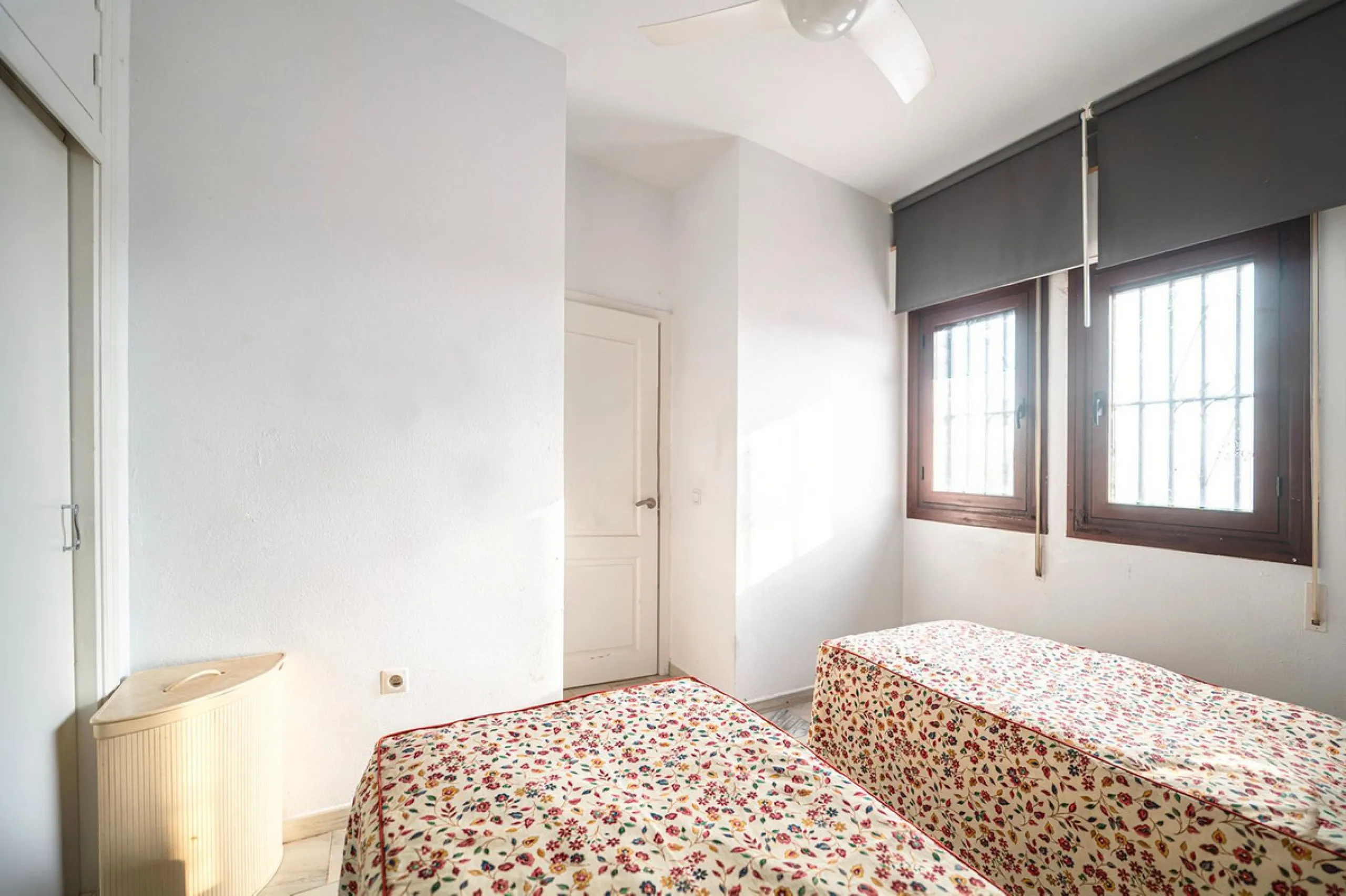Pueblo Evita is an Andalusian-style complex situated a 5-minute walk from Benalmádena beach. It features beautiful swimming pools, its own restaurants and excellent transport links. Pueblo Evita is adjacent to a tennis and padel club. It is 2 km from the 