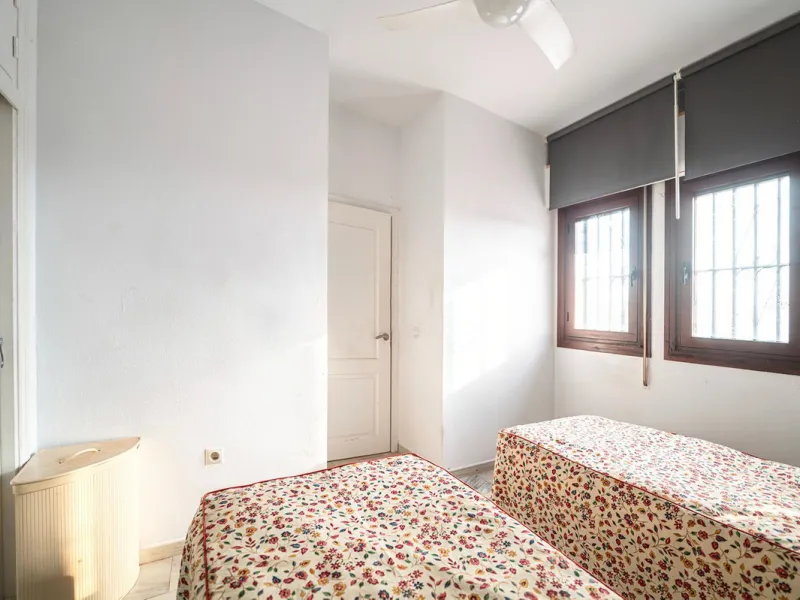Pueblo Evita is an Andalusian-style complex situated a 5-minute walk from Benalmádena beach. It features beautiful swimming pools, its own restaurants and excellent transport links. Pueblo Evita is adjacent to a tennis and padel club. It is 2 km from the 