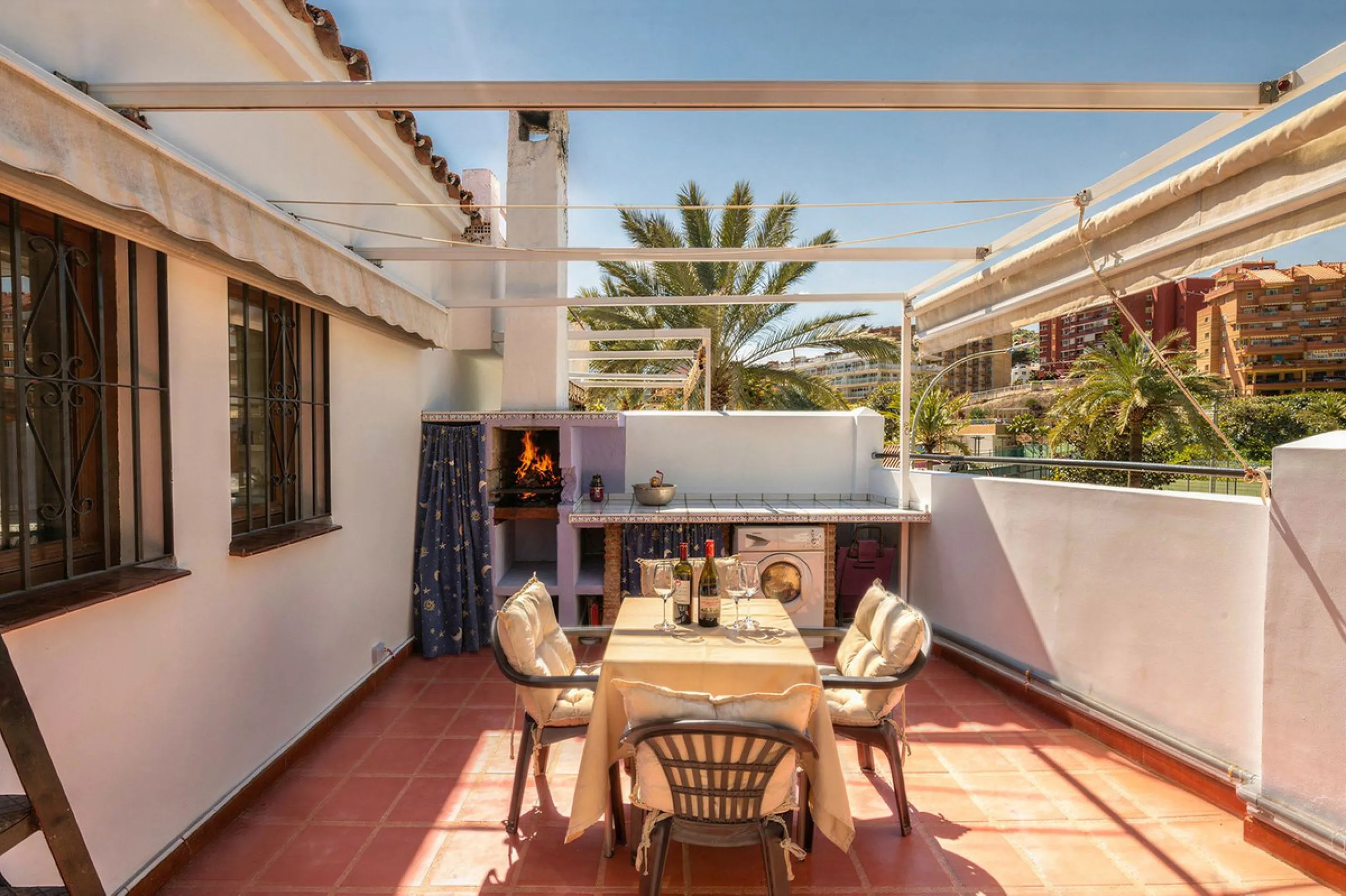 Pueblo Evita is an Andalusian-style complex situated a 5-minute walk from Benalmádena beach. It features beautiful swimming pools, its own restaurants and excellent transport links. Pueblo Evita is adjacent to a tennis and padel club. It is 2 km from the 