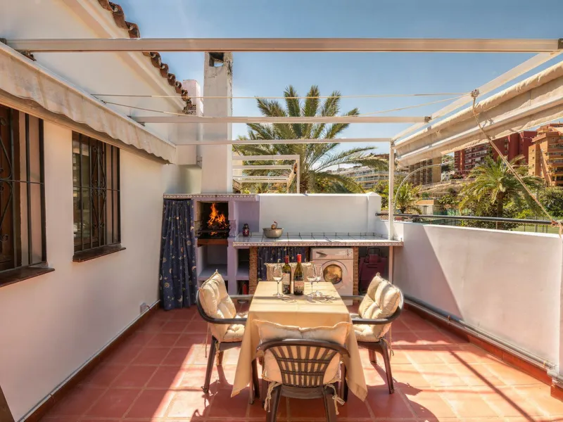 Pueblo Evita is an Andalusian-style complex situated a 5-minute walk from Benalmádena beach. It features beautiful swimming pools, its own restaurants and excellent transport links. Pueblo Evita is adjacent to a tennis and padel club. It is 2 km from the 