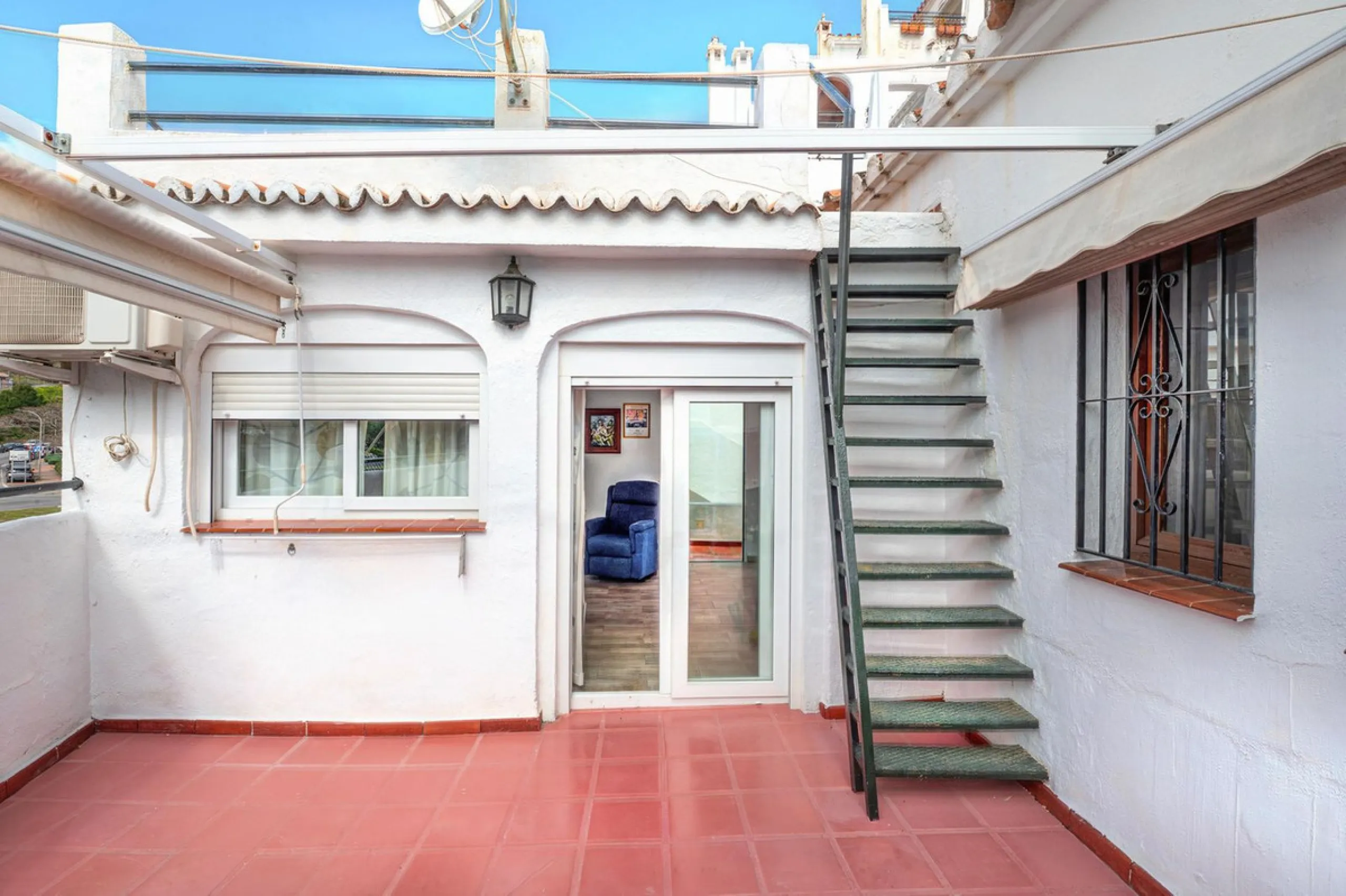 Pueblo Evita is an Andalusian-style complex situated a 5-minute walk from Benalmádena beach. It features beautiful swimming pools, its own restaurants and excellent transport links. Pueblo Evita is adjacent to a tennis and padel club. It is 2 km from the 