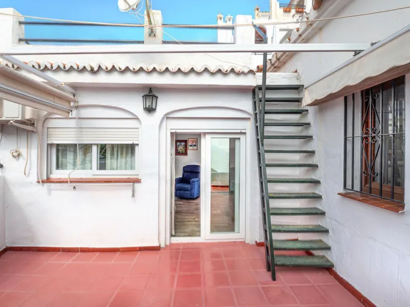 Pueblo Evita is an Andalusian-style complex situated a 5-minute walk from Benalmádena beach. It features beautiful swimming pools, its own restaurants and excellent transport links. Pueblo Evita is adjacent to a tennis and padel club. It is 2 km from the 