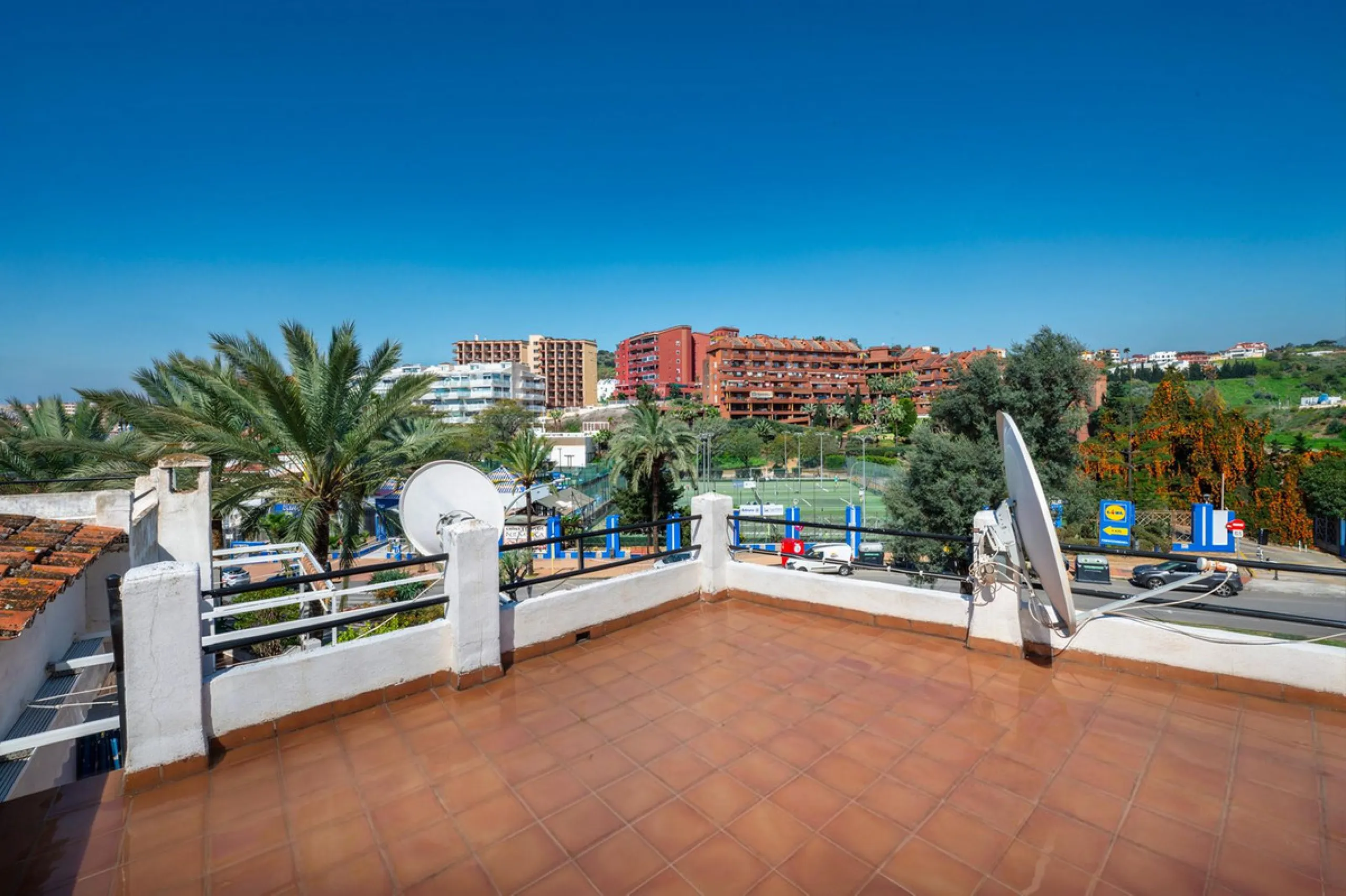Pueblo Evita is an Andalusian-style complex situated a 5-minute walk from Benalmádena beach. It features beautiful swimming pools, its own restaurants and excellent transport links. Pueblo Evita is adjacent to a tennis and padel club. It is 2 km from the 