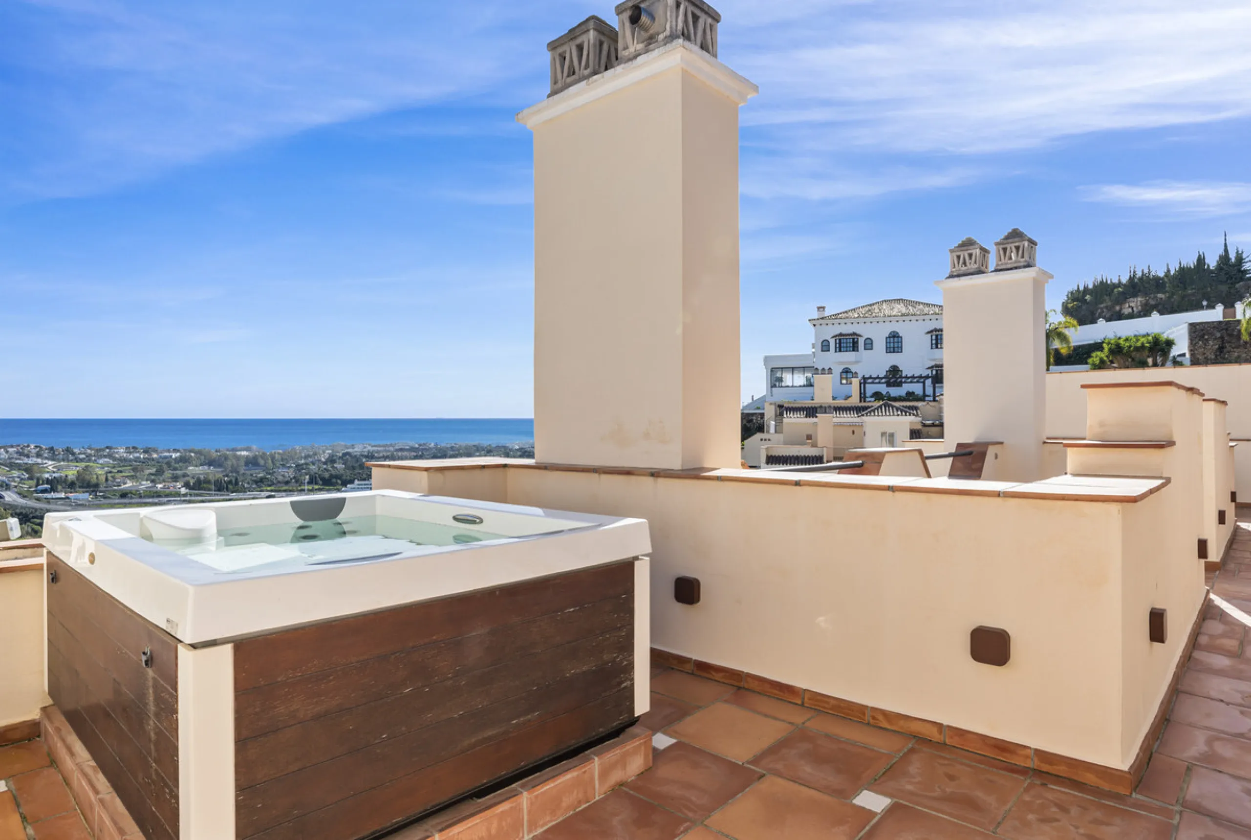 Located in the exclusive and tranquil gated community of Los Almendros, this outstanding south-facing duplex penthouse offers breathtaking panoramic views over the Mediterranean Sea and surrounding mountains. Just a short drive from San Pedro de Alcántara