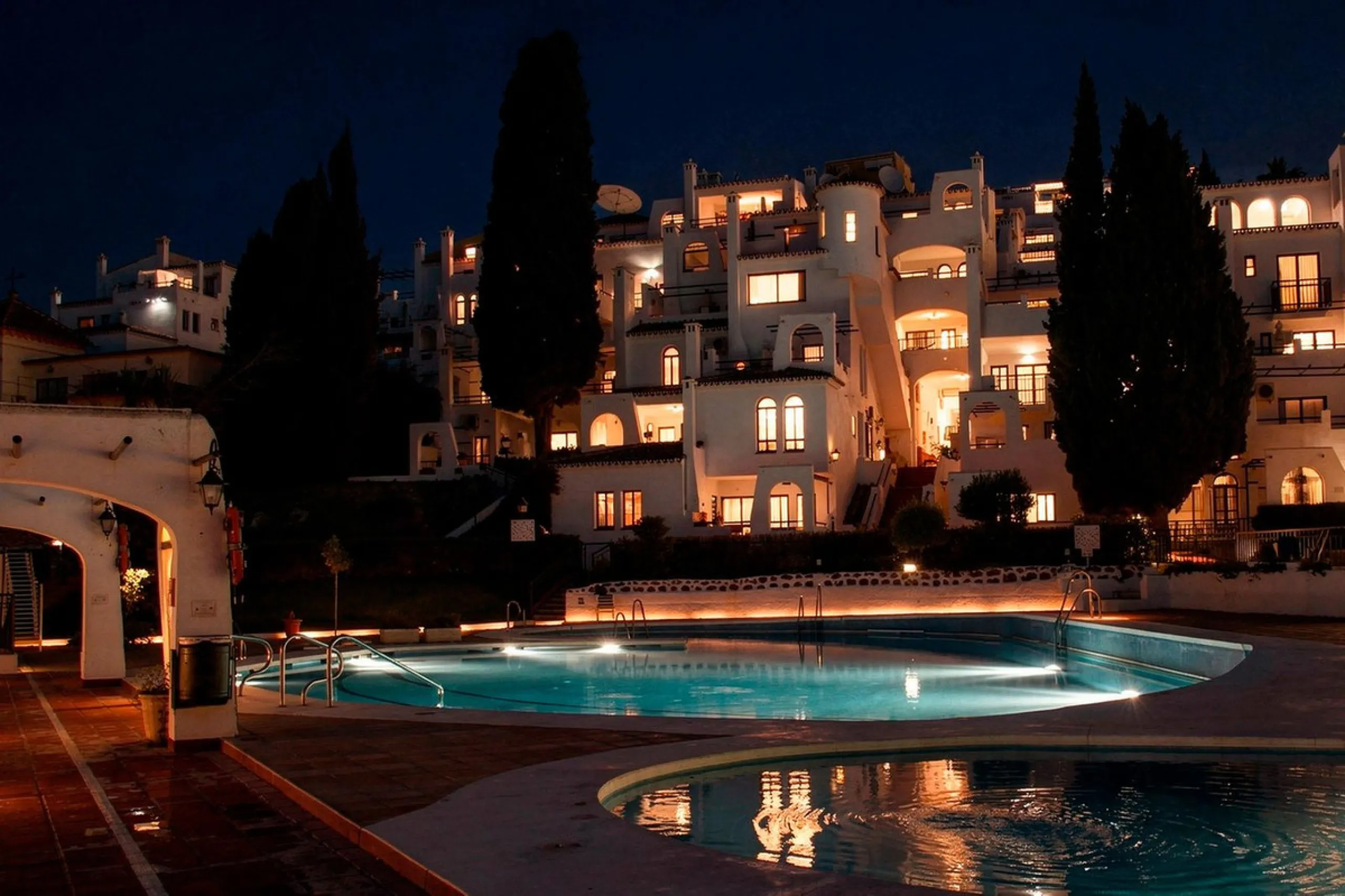 Pueblo Evita is an Andalusian-style complex situated a 5-minute walk from Benalmádena beach. It features beautiful swimming pools, its own restaurants and excellent transport links. Pueblo Evita is adjacent to a tennis and padel club. It is 2 km from the 
