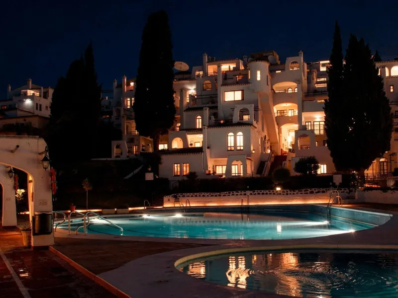 Pueblo Evita is an Andalusian-style complex situated a 5-minute walk from Benalmádena beach. It features beautiful swimming pools, its own restaurants and excellent transport links. Pueblo Evita is adjacent to a tennis and padel club. It is 2 km from the 