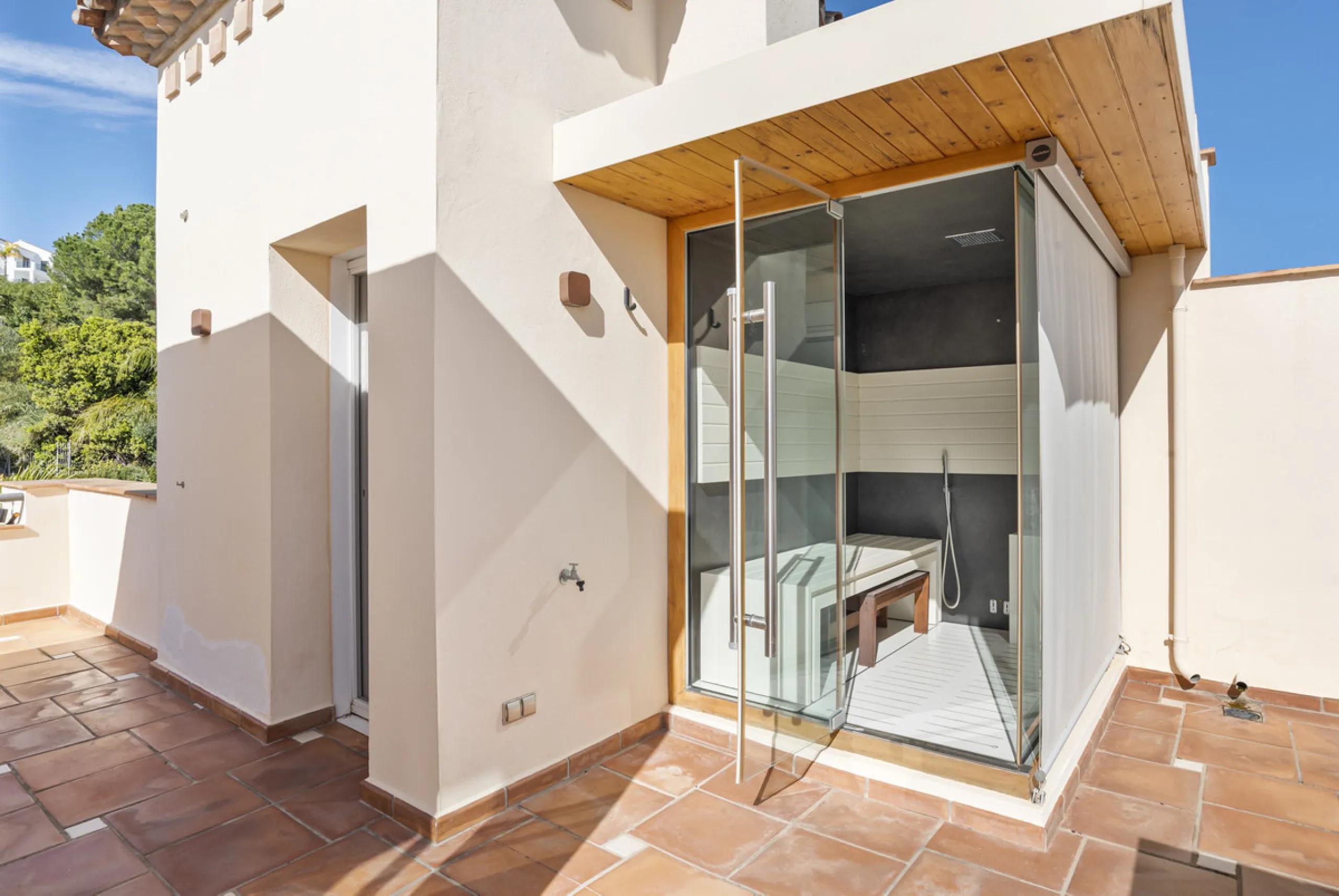 Located in the exclusive and tranquil gated community of Los Almendros, this outstanding south-facing duplex penthouse offers breathtaking panoramic views over the Mediterranean Sea and surrounding mountains. Just a short drive from San Pedro de Alcántara