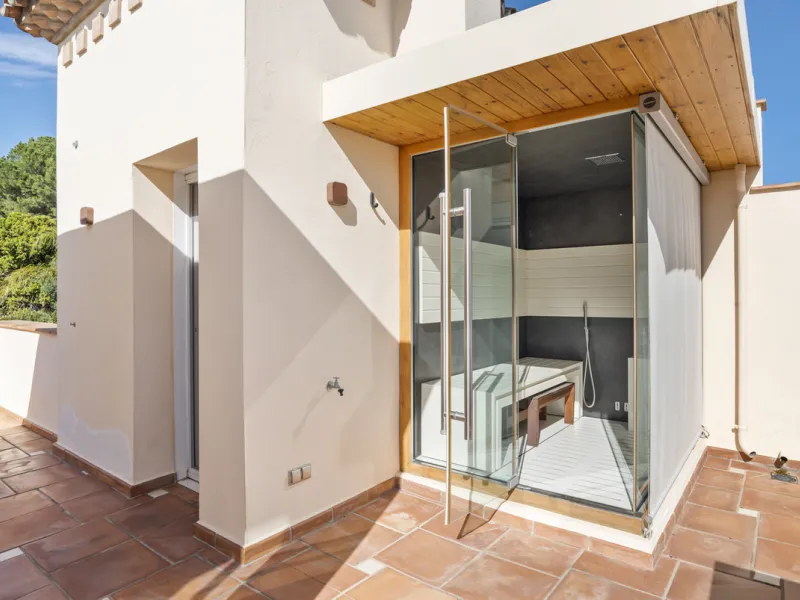 Located in the exclusive and tranquil gated community of Los Almendros, this outstanding south-facing duplex penthouse offers breathtaking panoramic views over the Mediterranean Sea and surrounding mountains. Just a short drive from San Pedro de Alcántara