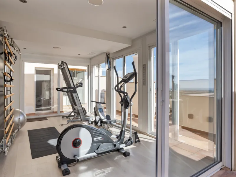 Located in the exclusive and tranquil gated community of Los Almendros, this outstanding south-facing duplex penthouse offers breathtaking panoramic views over the Mediterranean Sea and surrounding mountains. Just a short drive from San Pedro de Alcántara